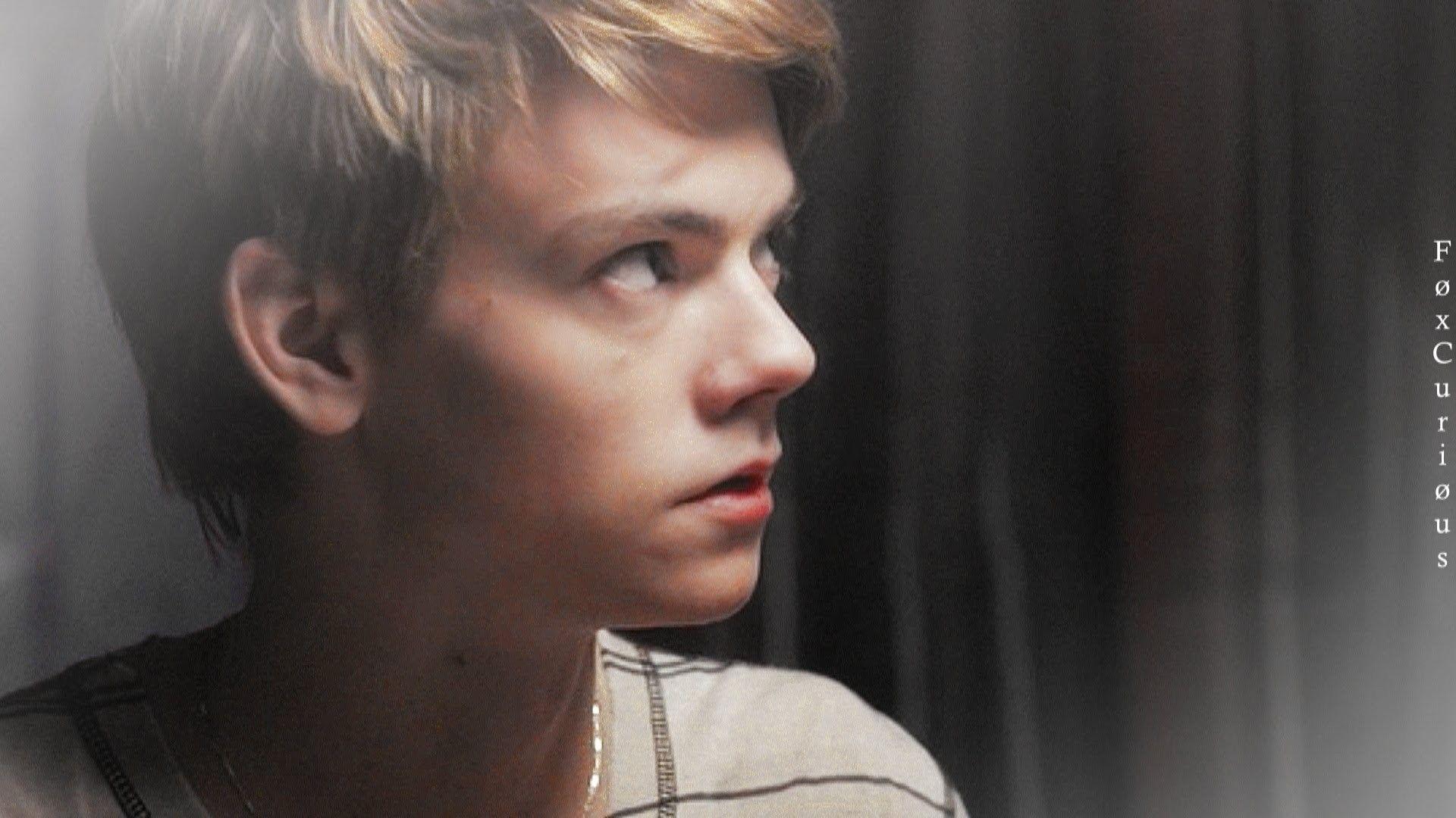 Thomas Sangster wallpaper. Celebrities wallpaper