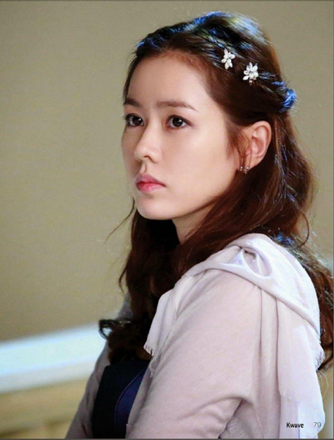 Son Ye Jin Beautiful HD Wallpaper Free. Korean Actresses