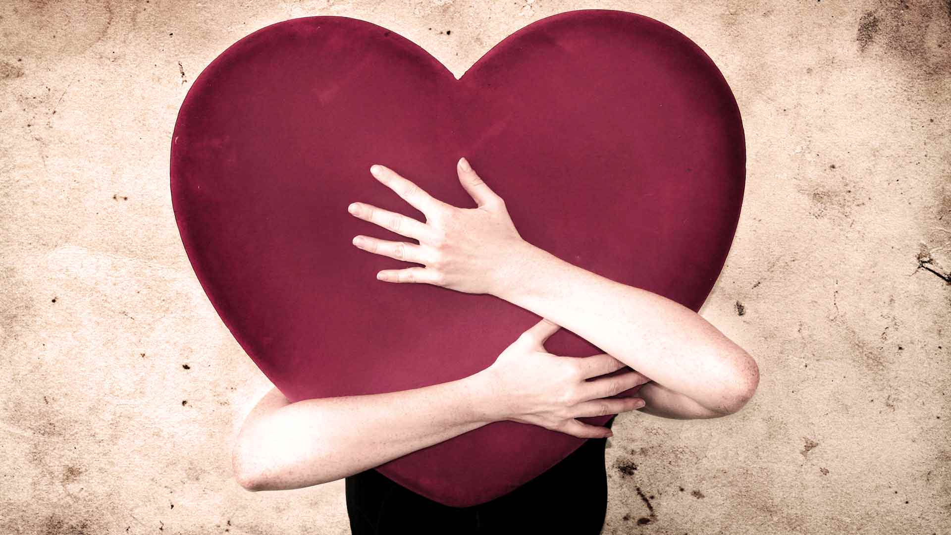Heart Hug Day Wallpaper