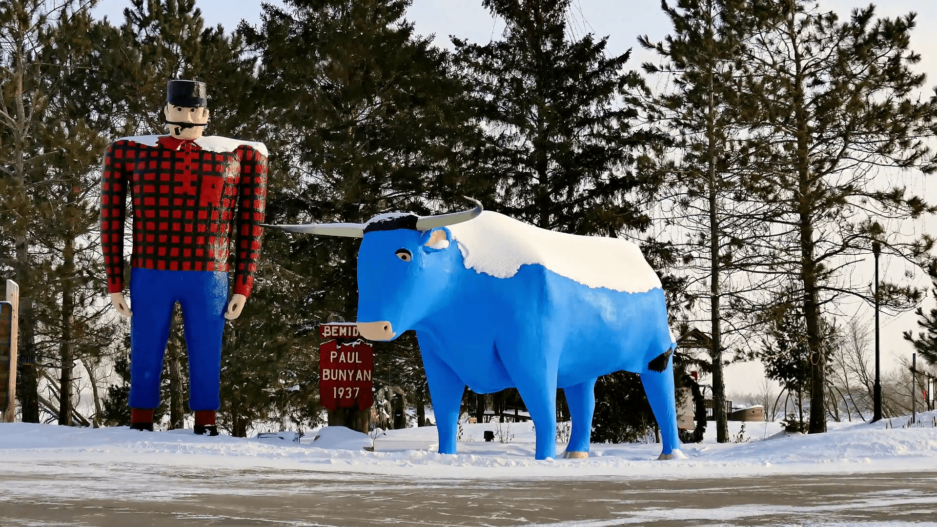 4K Paul Bunyan and Babe the Blue Ox in winter Stock Video Footage