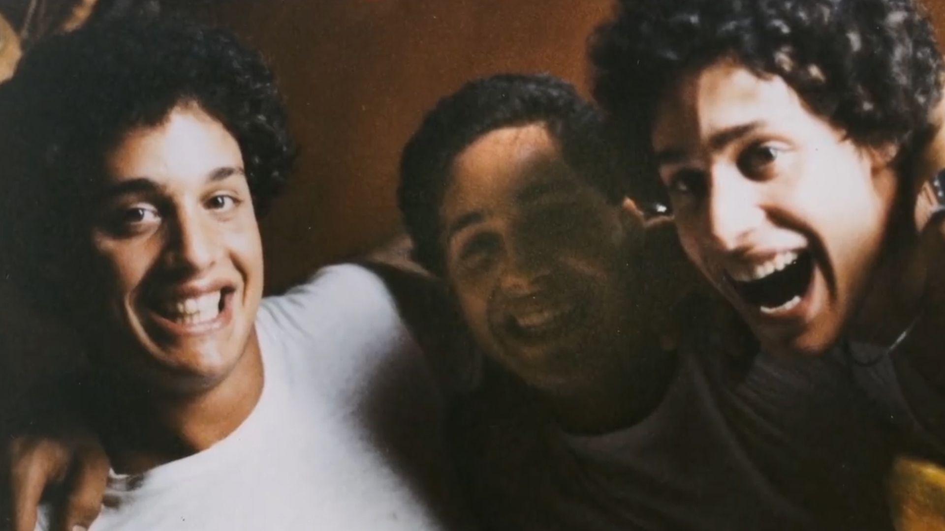 These are three brothers. Three identical strangers. Три одинаковых незнакомца. Три одинаковых парня.