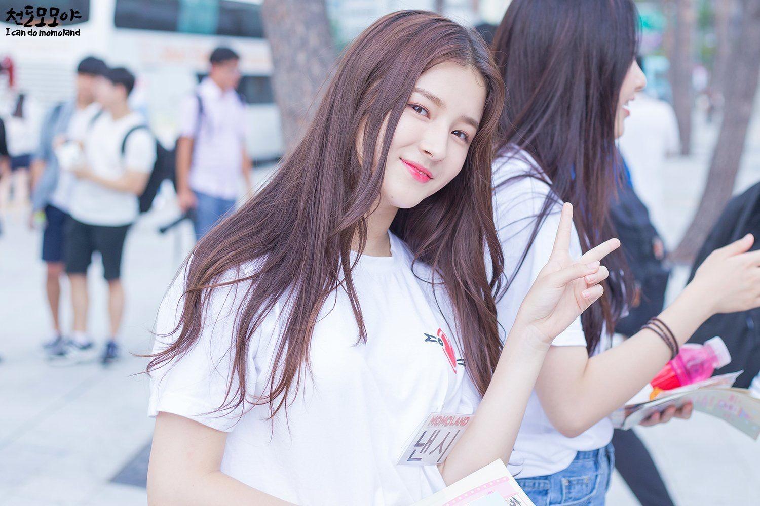 MOMOLAND. Idol and Kpop