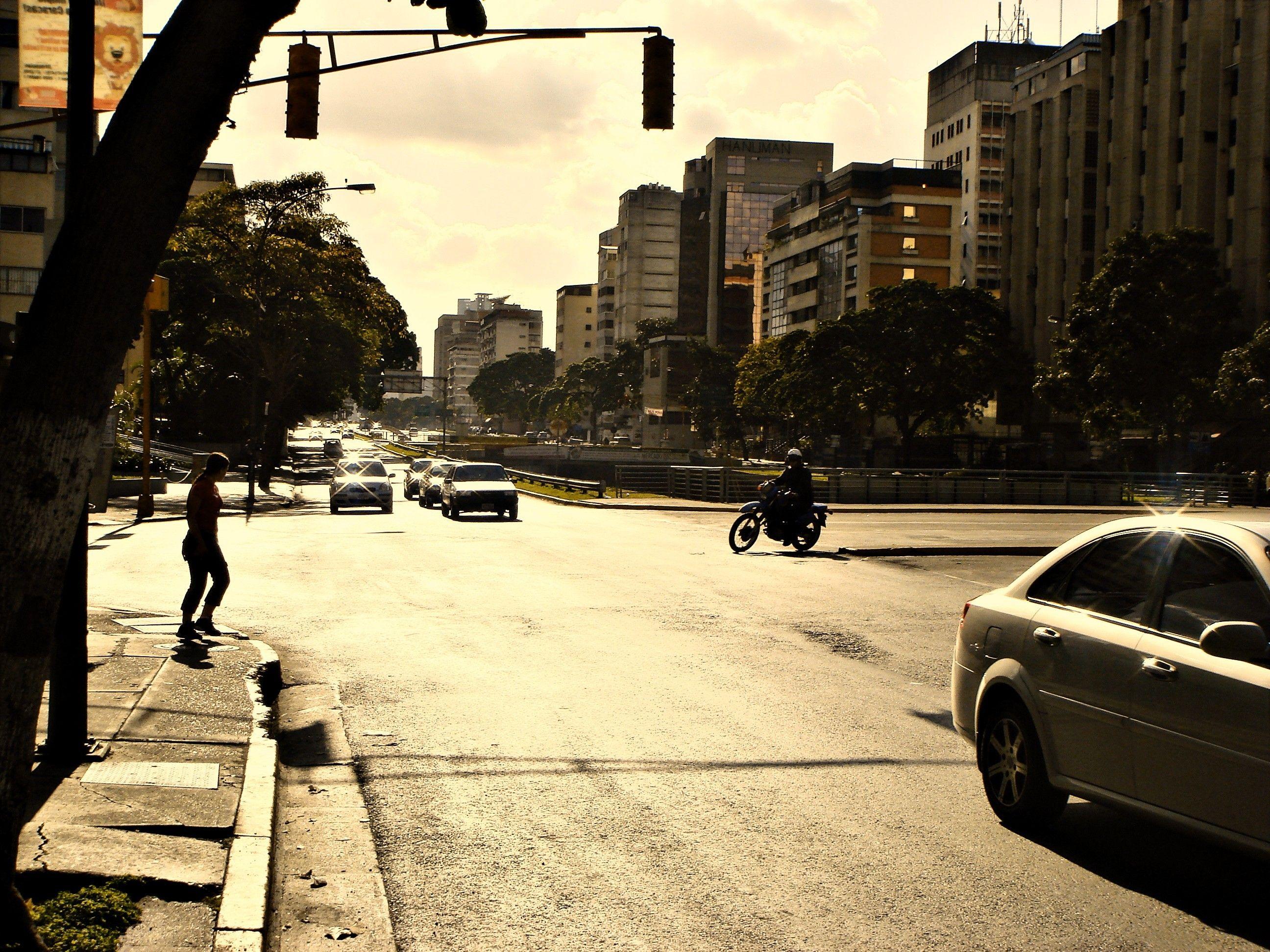 Cars traffic crossing avenue wallpaper. PC