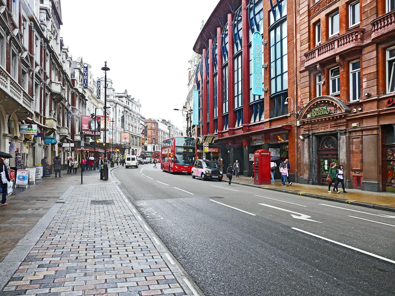 Обычный лондон. Улица Шафтсбери Авеню в Лондоне. Авеню роуд в Лондоне. Кингс роуд Англия. Корк стрит Лондон.