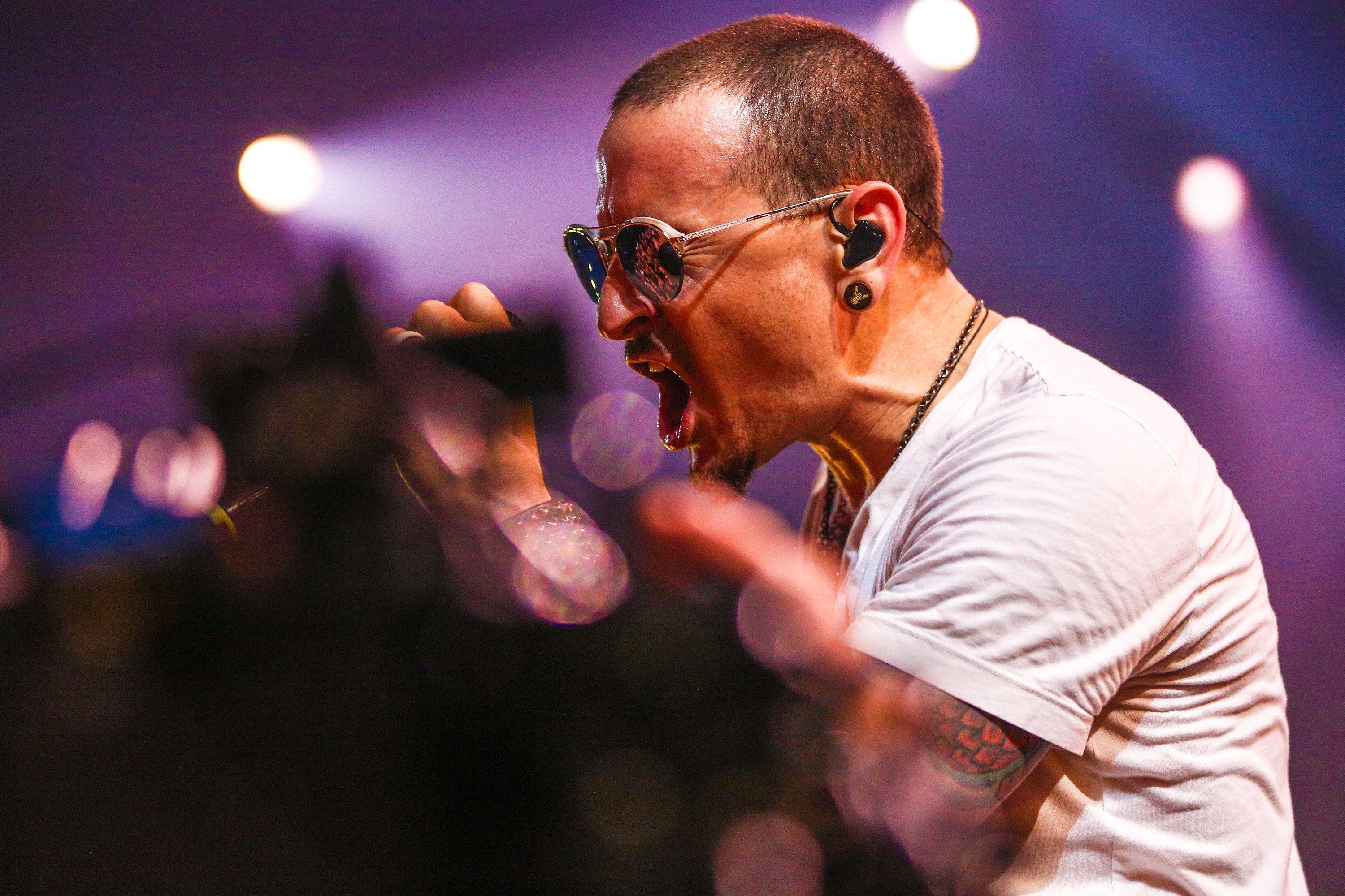 Linkin Park Fans Honor Late Frontman Chester Bennington At Los