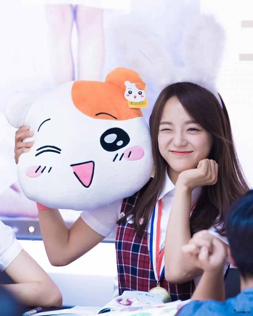 Photos of Kim Sejeong imitating cartoon characters go viral