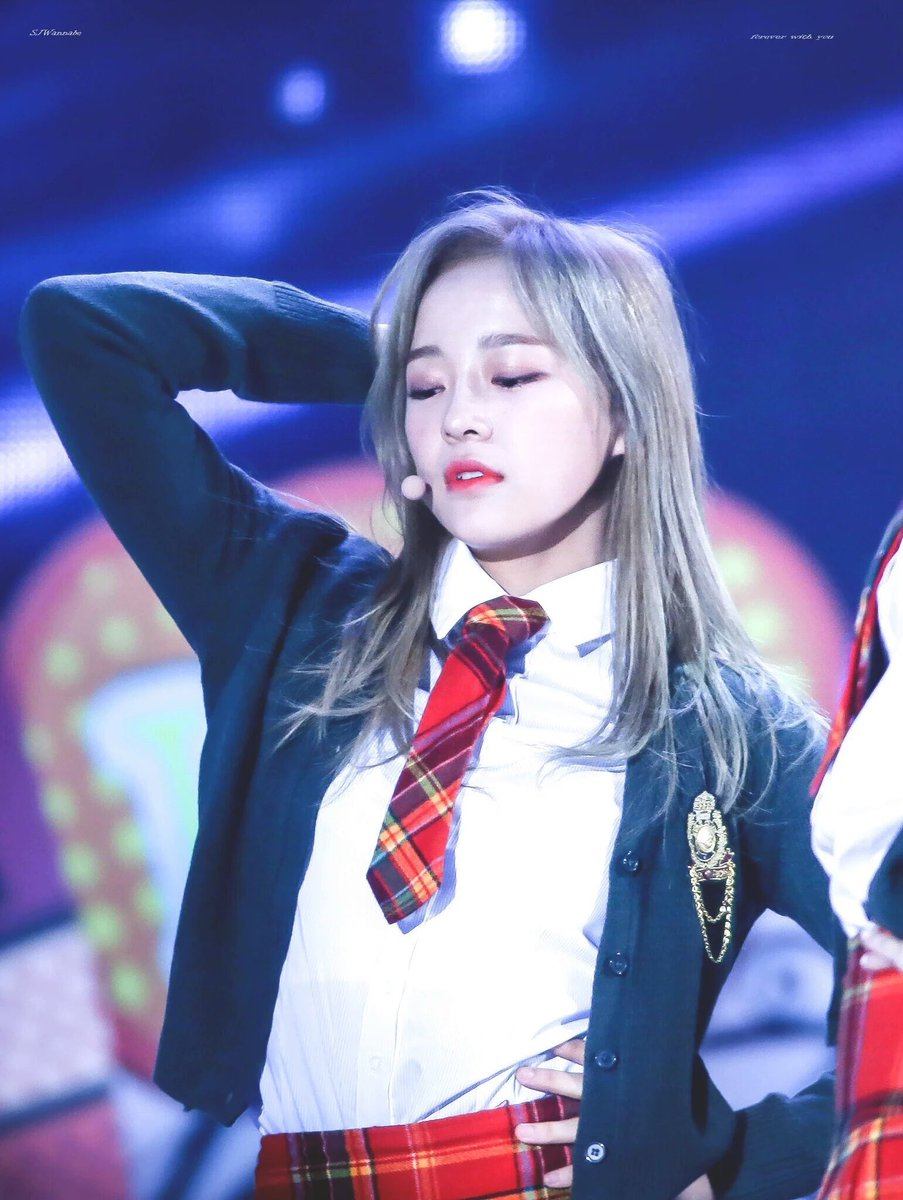 Picture Of I.O.I Sejeong's New Metallic Silver Hair Color