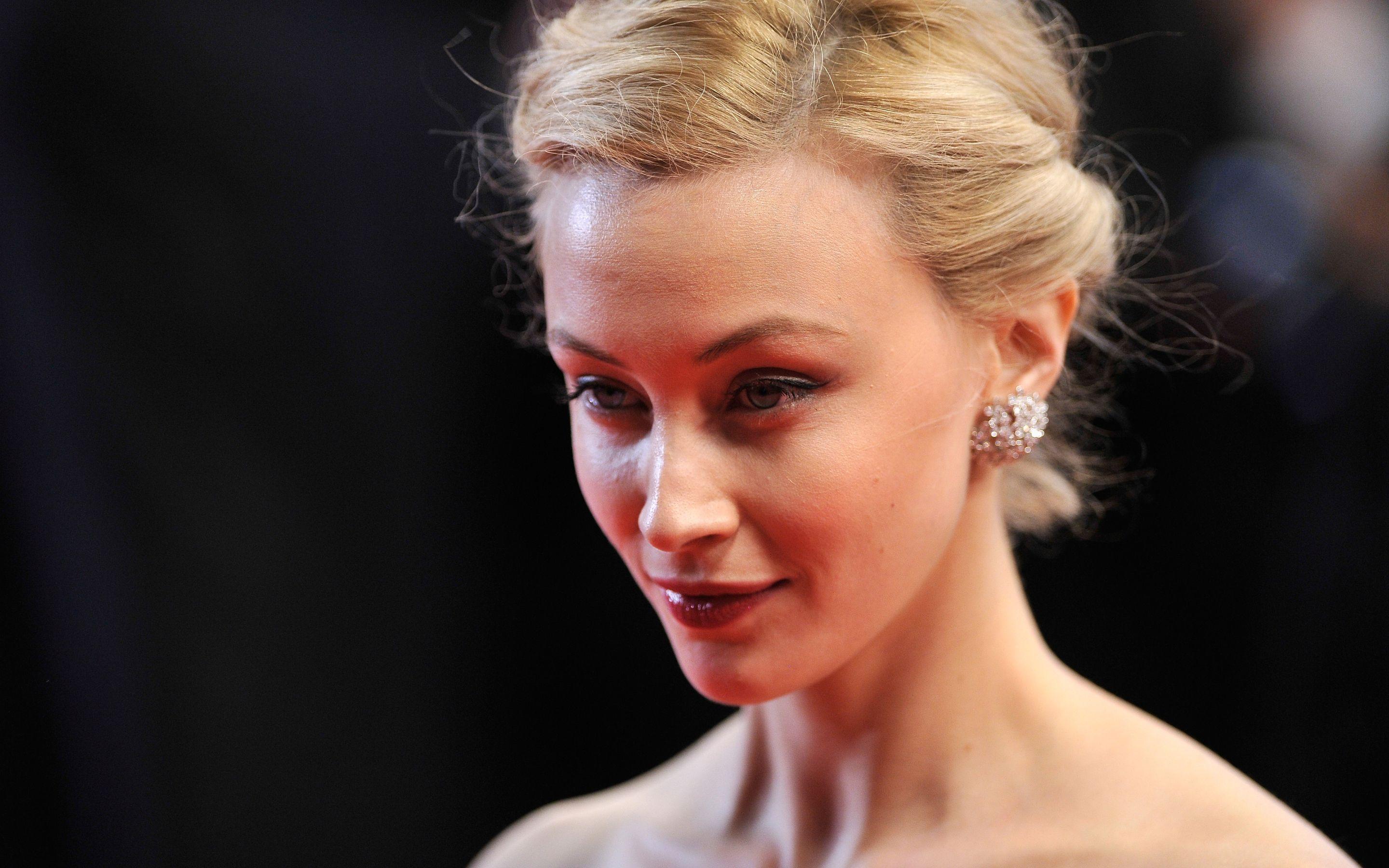 Sarah Gadon Wallpaper 09