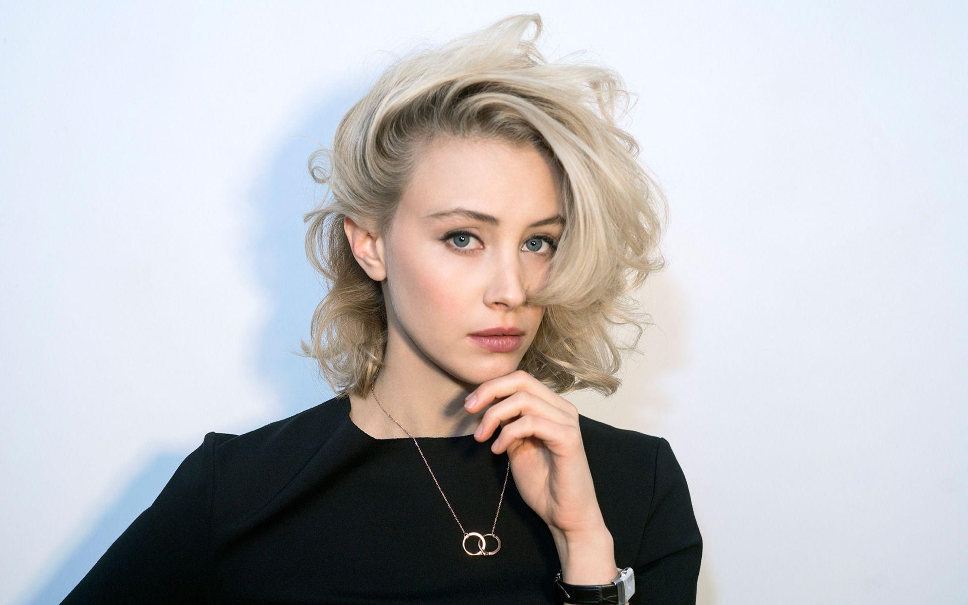 Sarah Gadon, Actress, Celebrity, Women, Blonde, Looking At Viewer