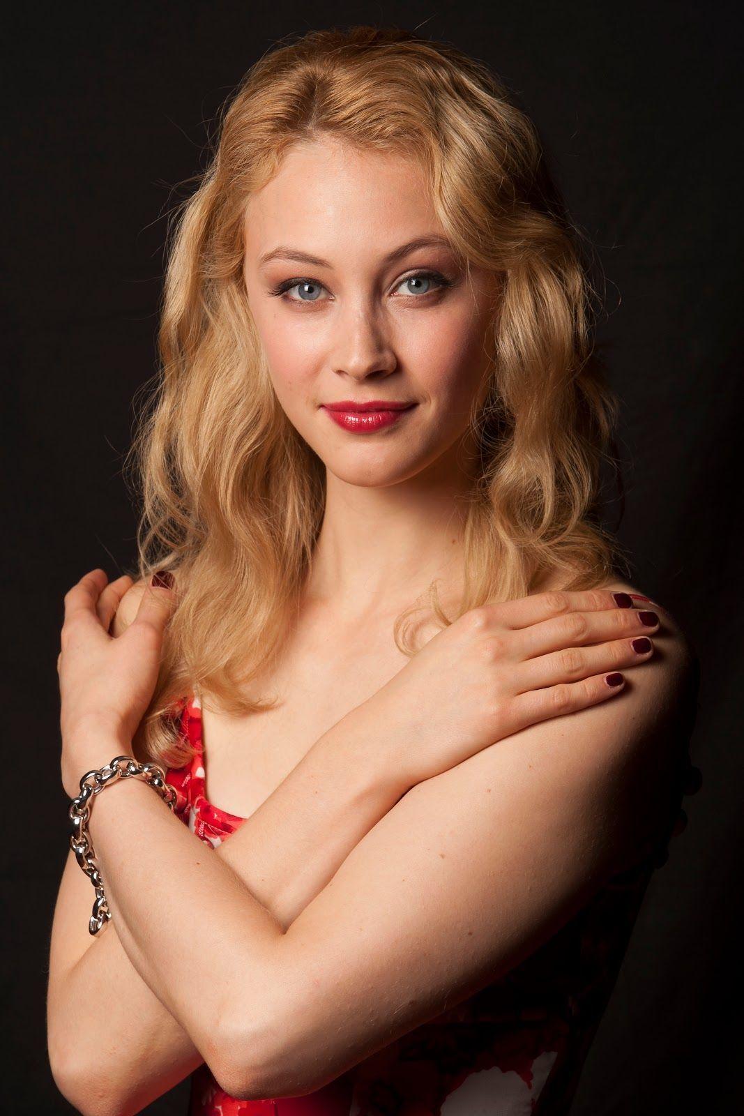 Celebrity Photo: Dracula Untold actress Sarah Gadon HD Wallpaper