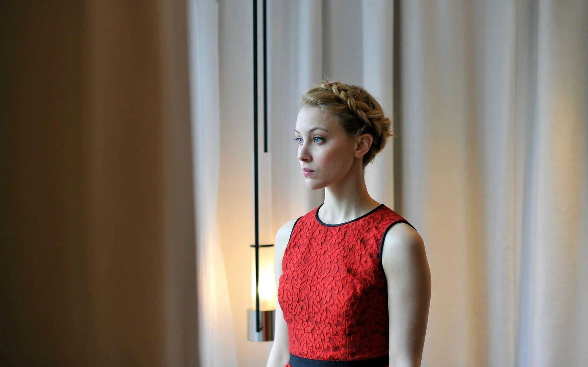 Widescreen Wallpaper: sarah gadon