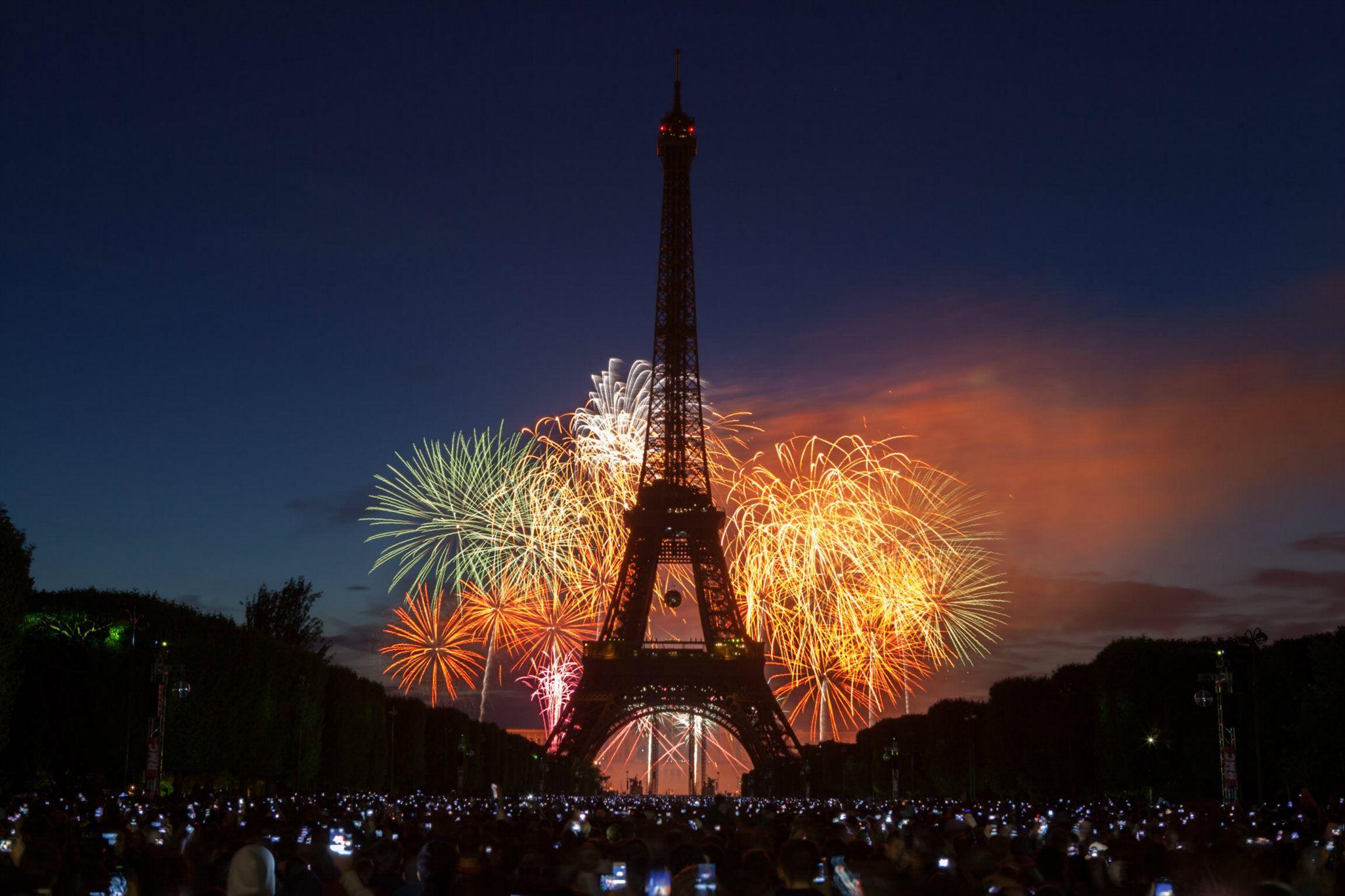 Beautiful Fireworks Before Eiffel Tower On Bastille Day, Download