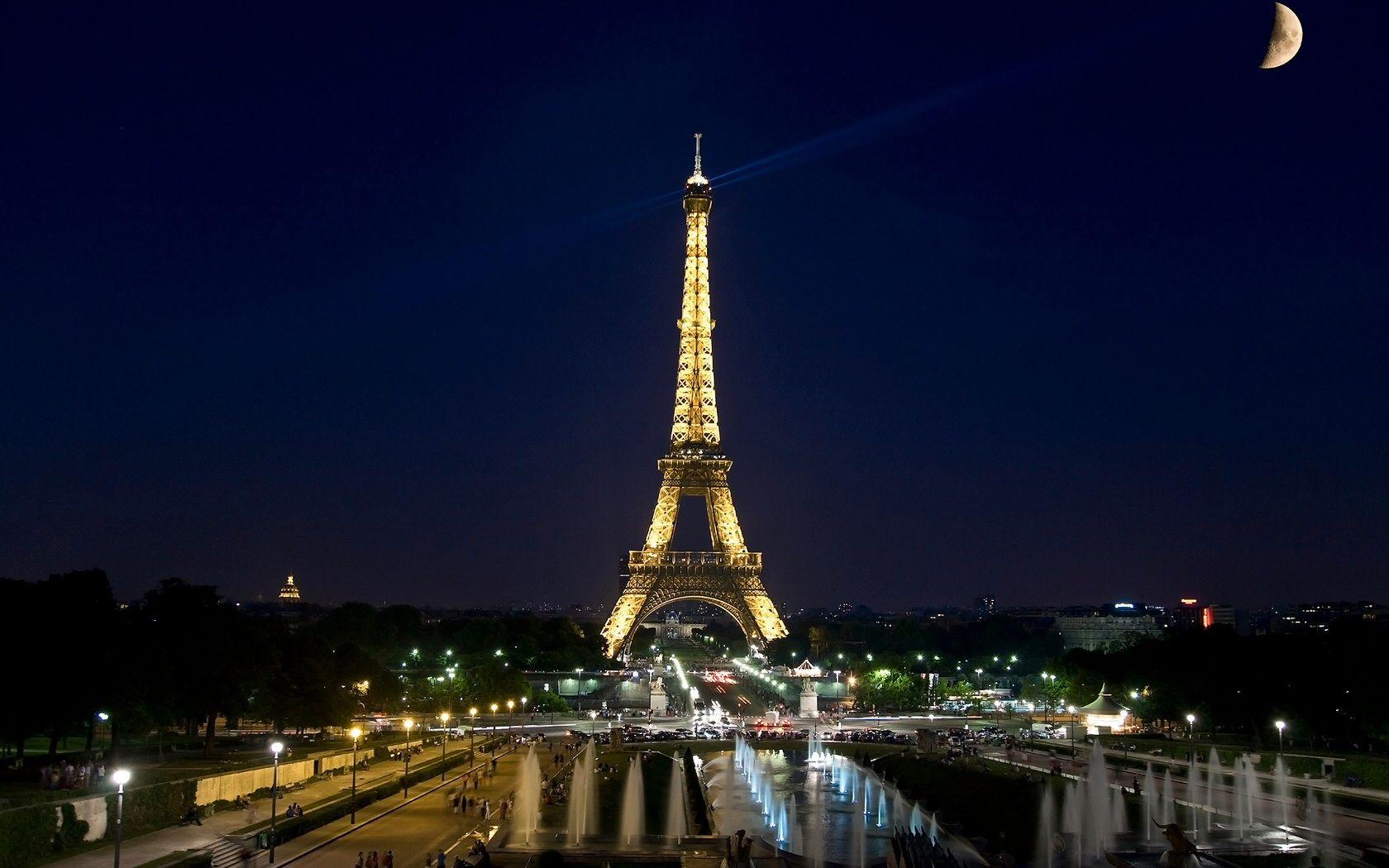 Eiffel Tower At Night Wallpaper (Picture)