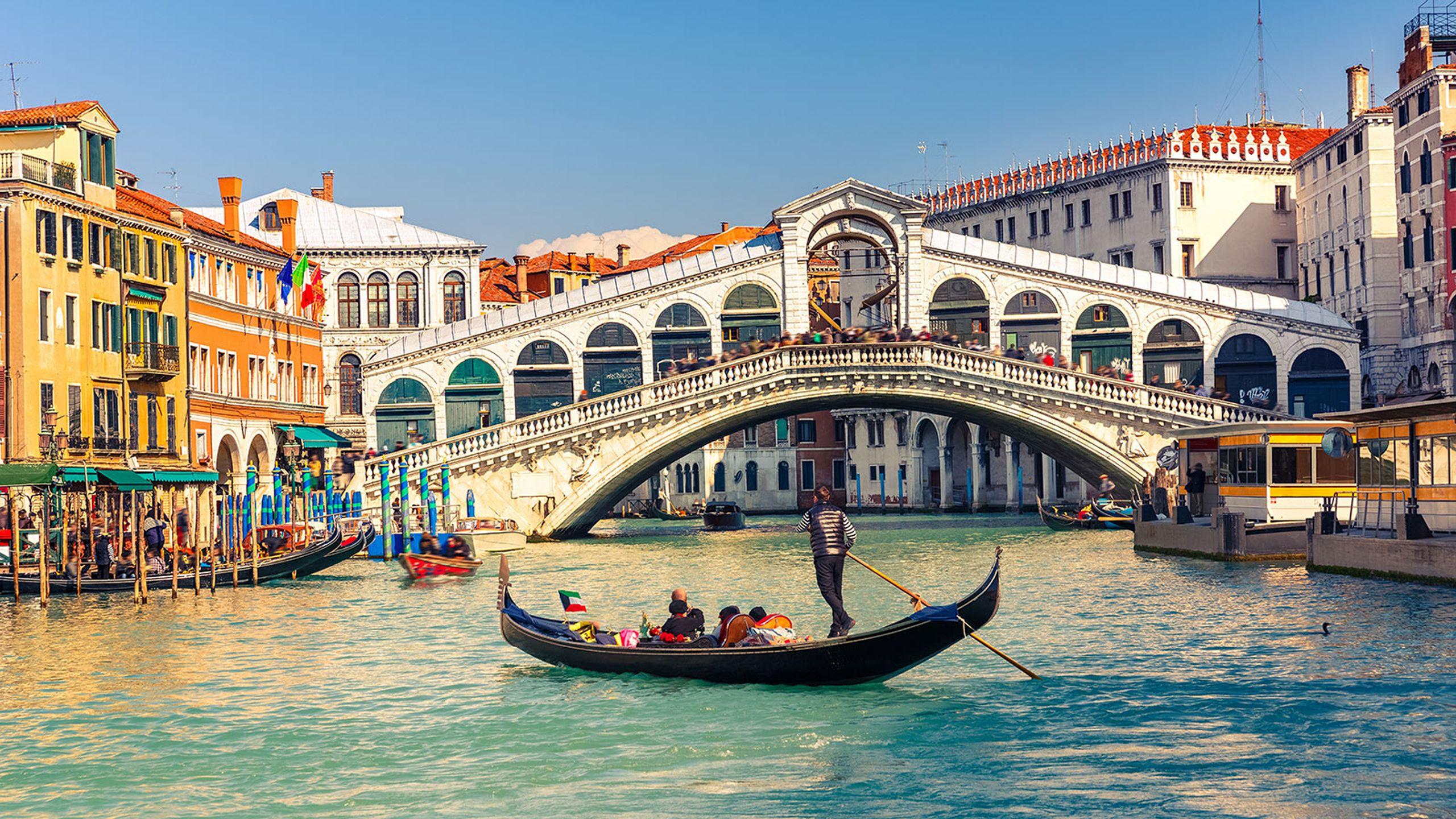 City Walk In Water.the Gondola Through Venice Italia HD Wallpaper