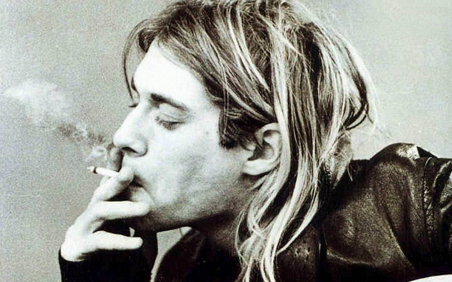 Курт Кобейн курит сигарету