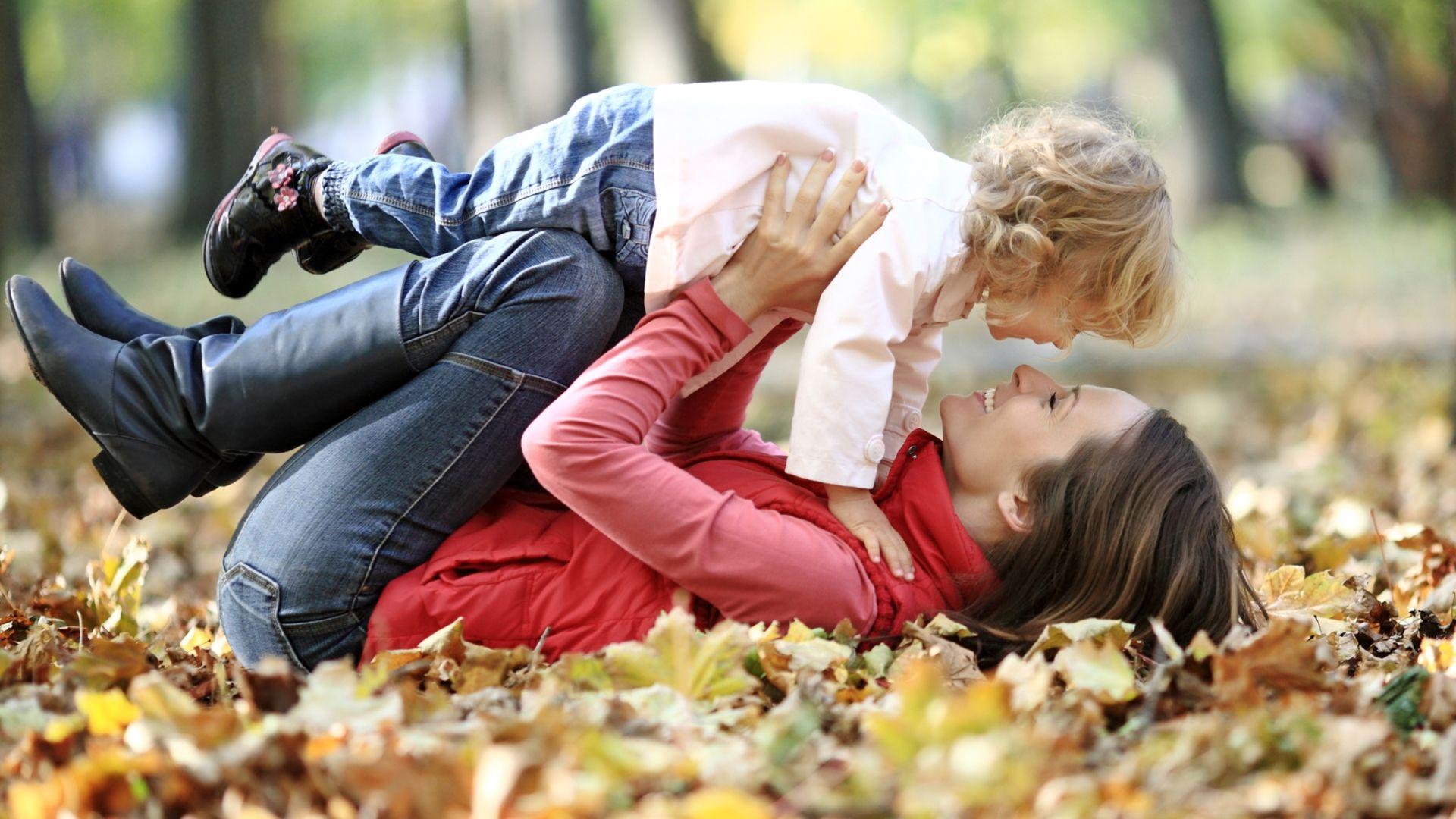 Download Wallpaper 1920x1080 mother, child, leaves, autumn Full HD