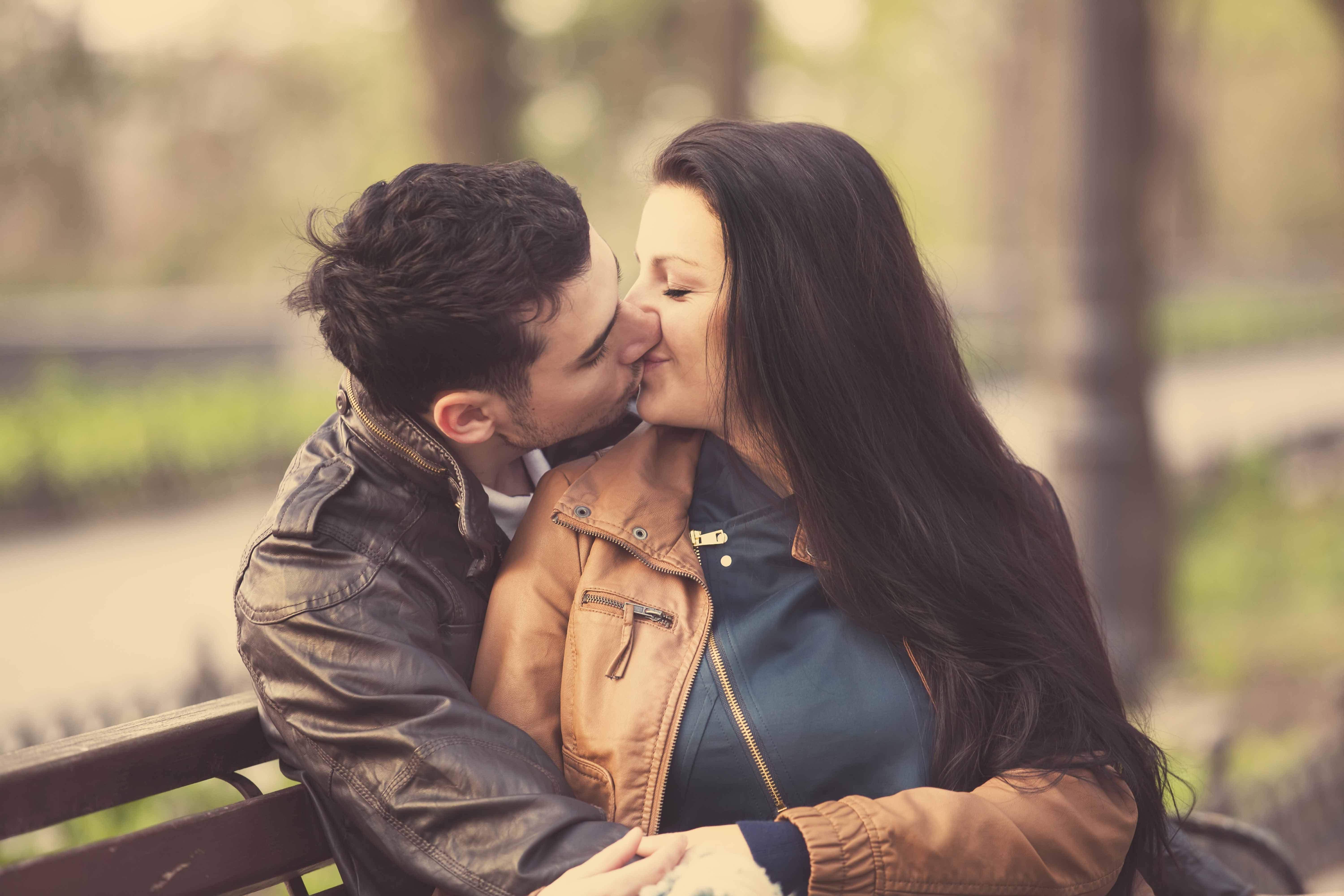 Romantic Photos Of Kissing People 