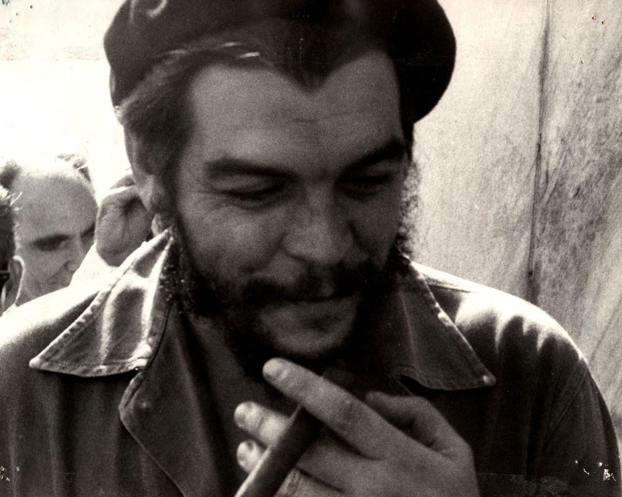 Che Guevara Smiling 1280 x 1024 Wallpaper