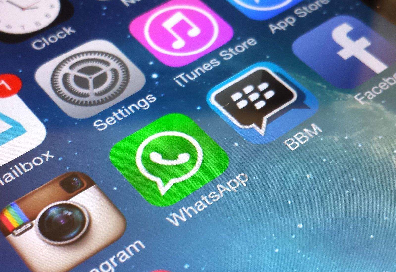 Cara Mudah Mengganti Tampilan Background BBM Line Whatsapp di