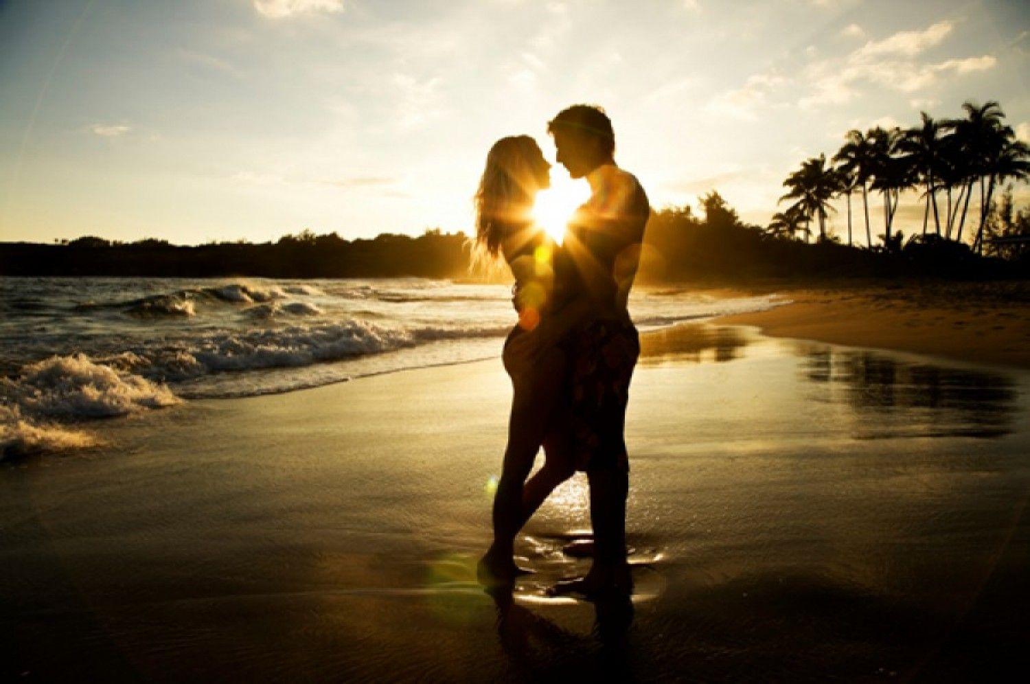 Romantic couple in beach and sunset HD wallpaper. Picture For You