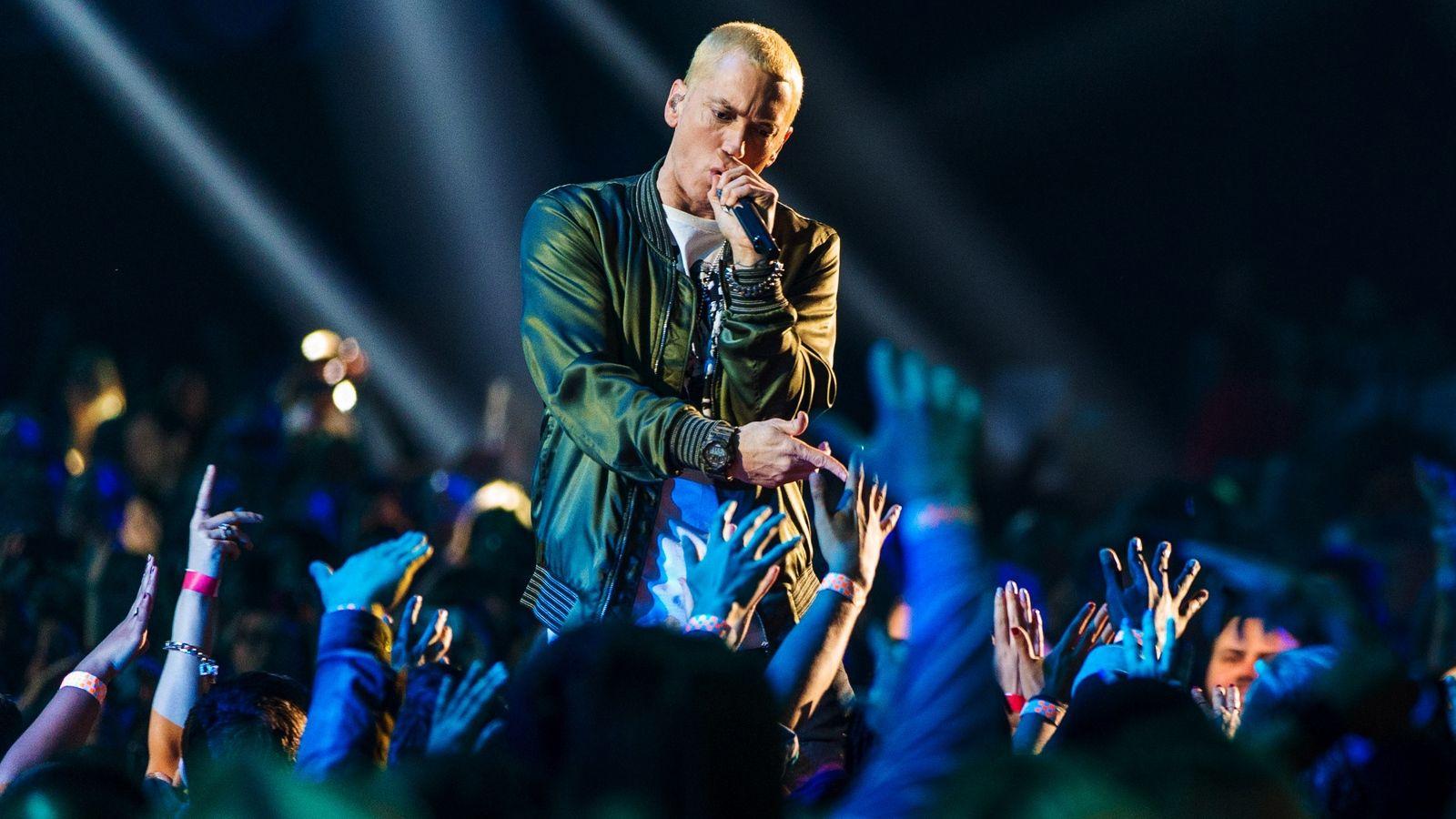 Download wallpaper 1600x900 eminem, performance, audience, hands