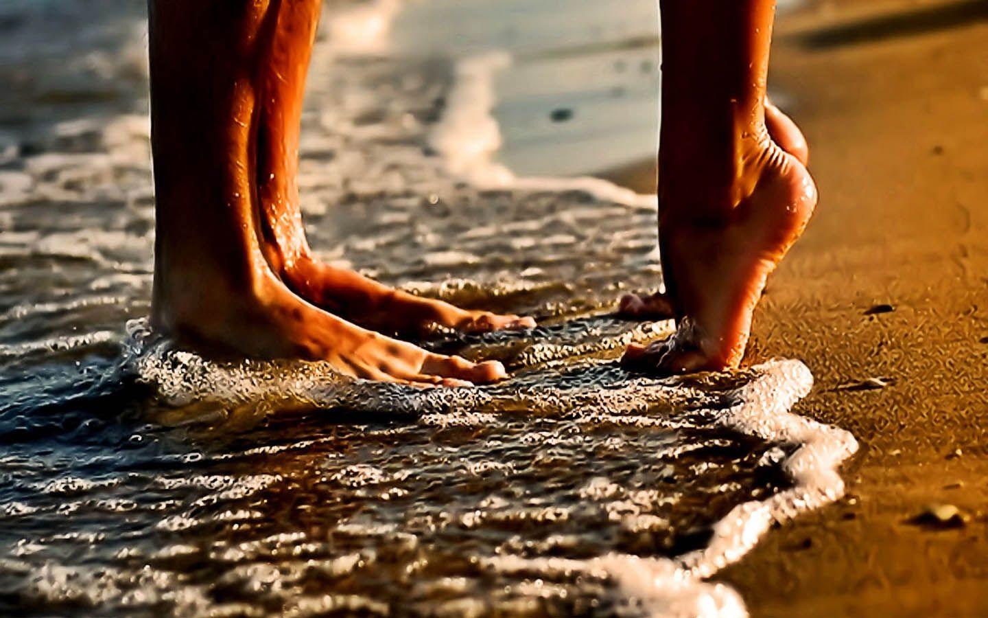 Romantic Love Quotes In Beach HD Picture Couple Love On Beach HD