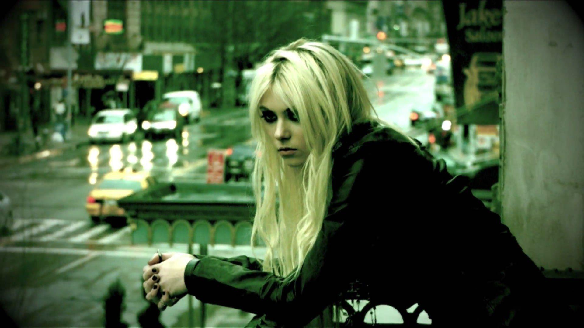 Taylor Momsen HD Wallpaper and Background Image