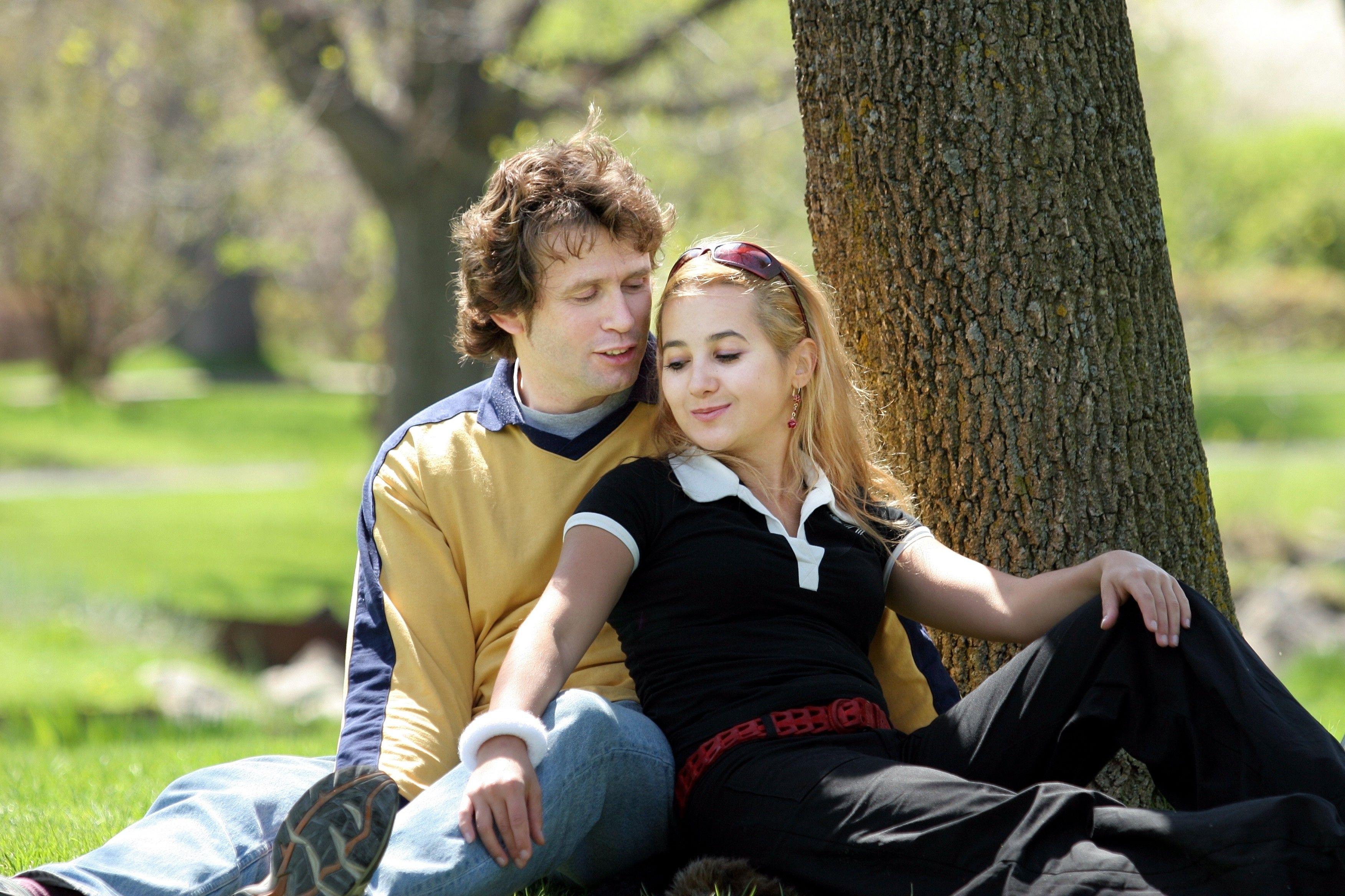 Download Young couple having picnic in a park HD wallpaper