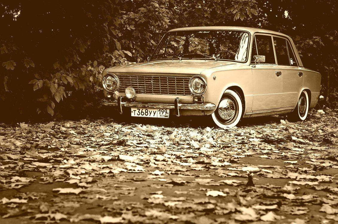 Black and white wallpaper vintage car