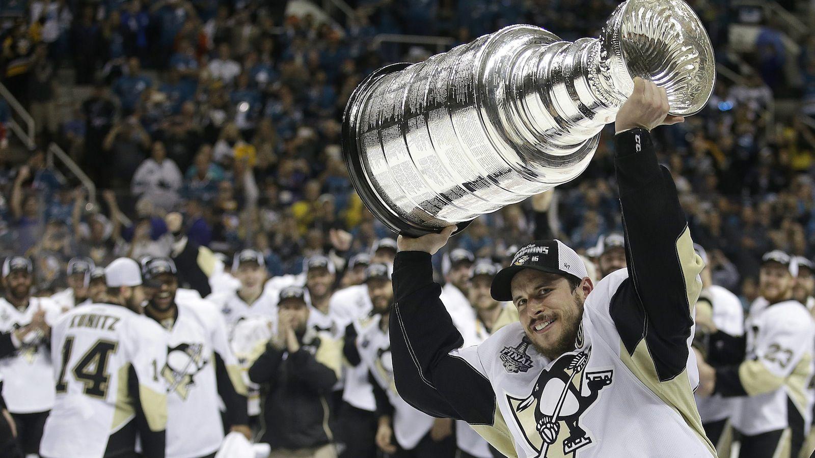 Sidney Crosby's hometown throws him—and the Stanley Cup—a parade