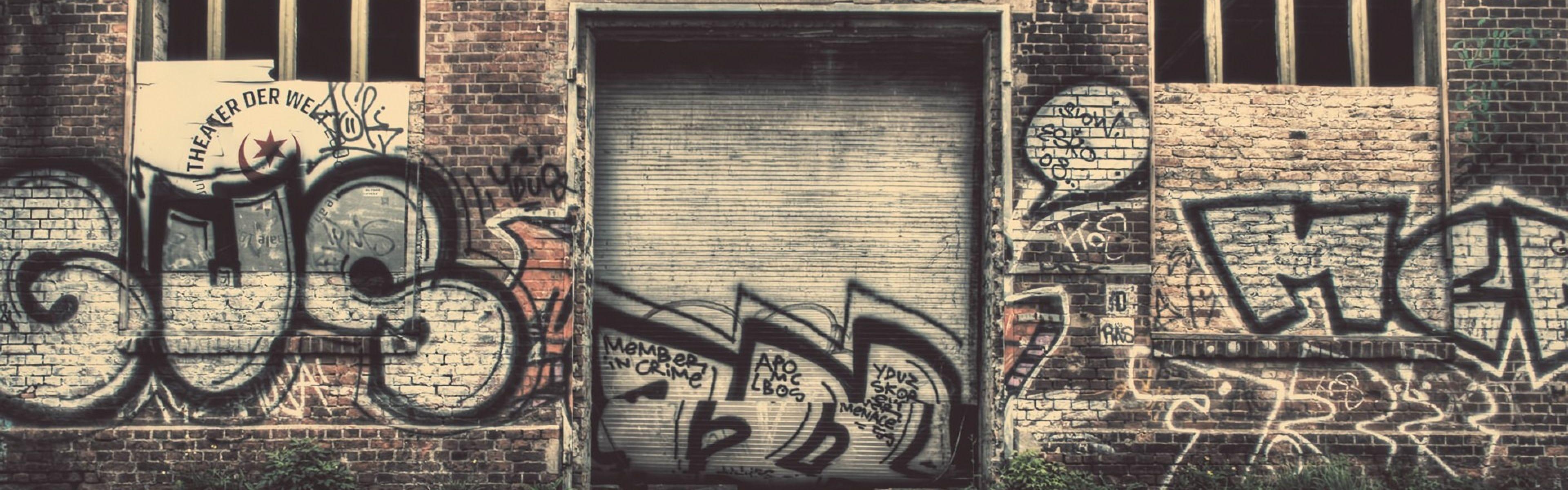 Серая стена с граффити