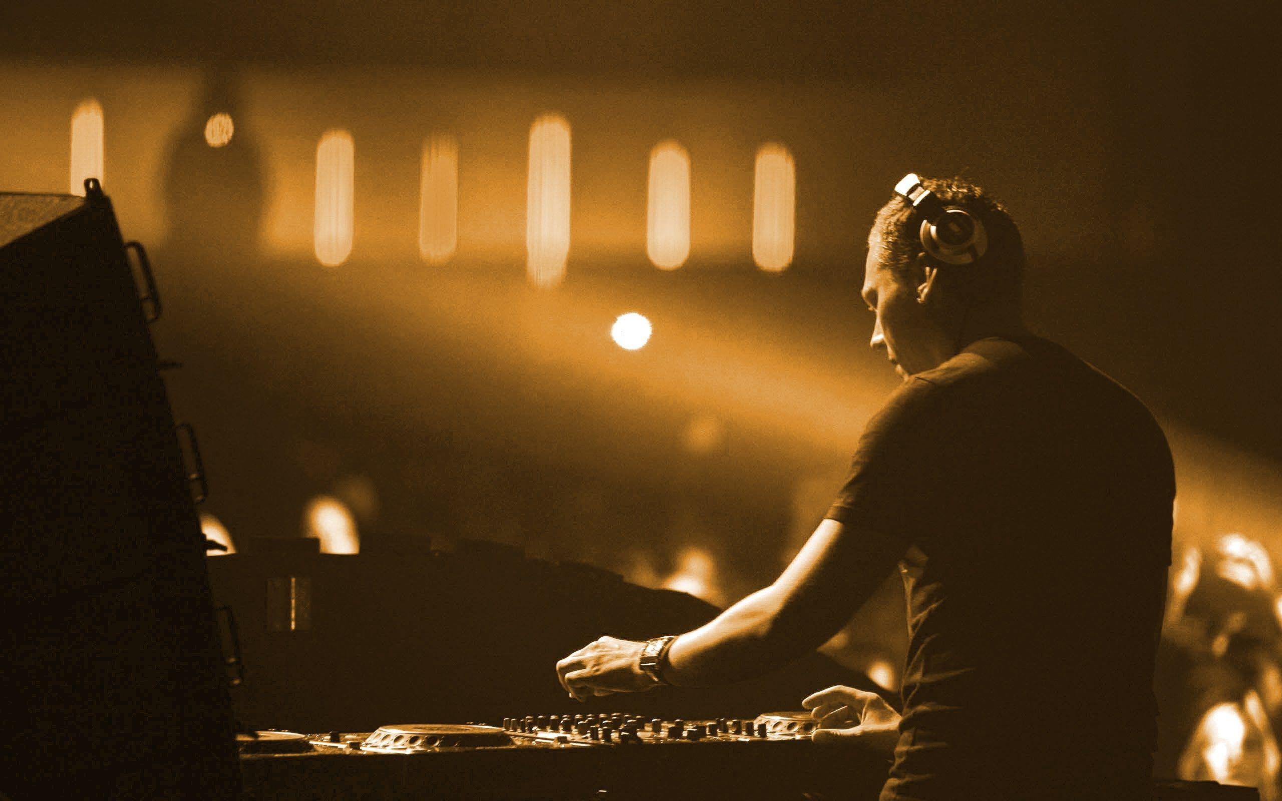 Tiesto Live TranceAirWaves FM Radio Best Set (15 05 2004)