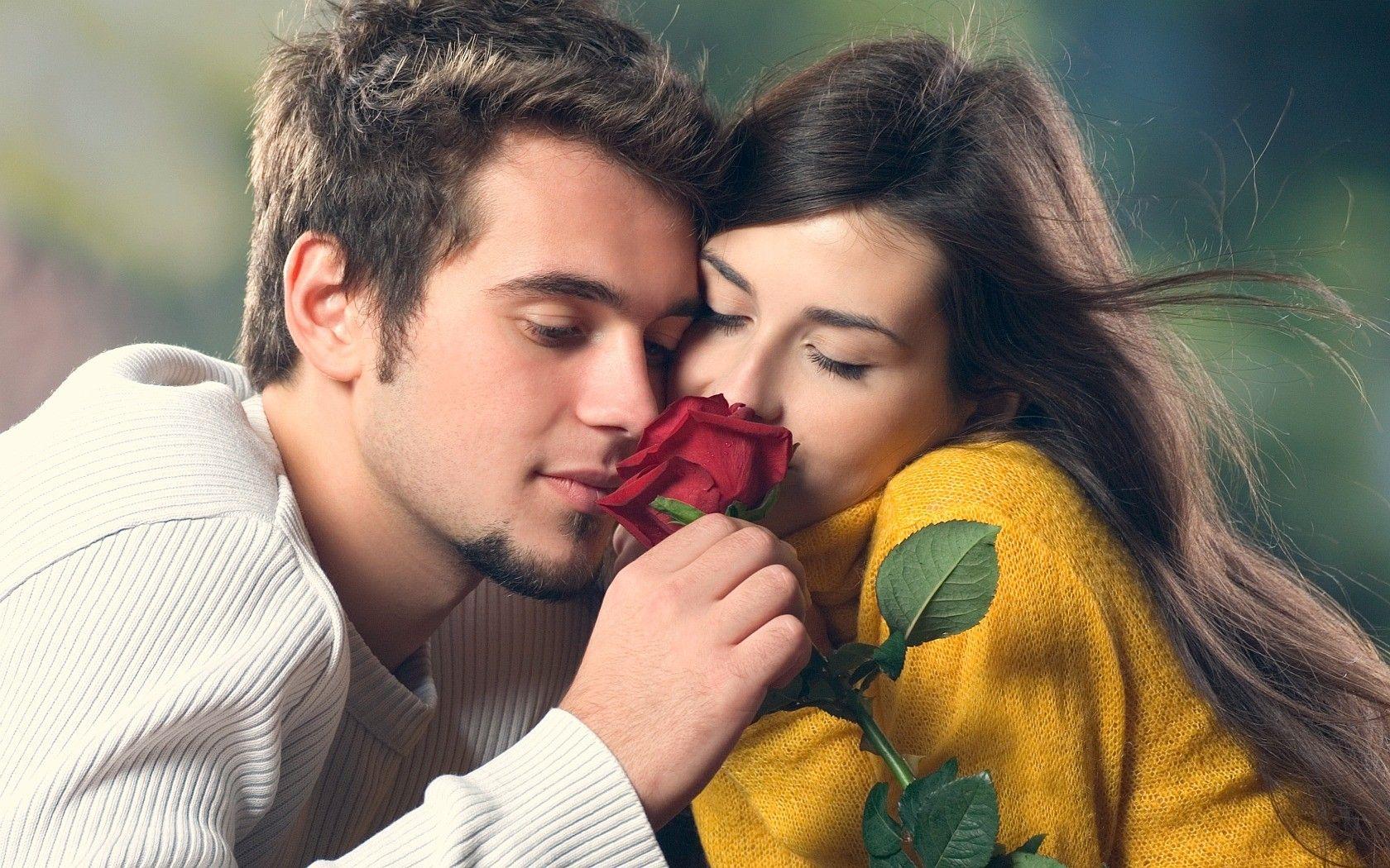 Cute Romantic Couple Wallpaper