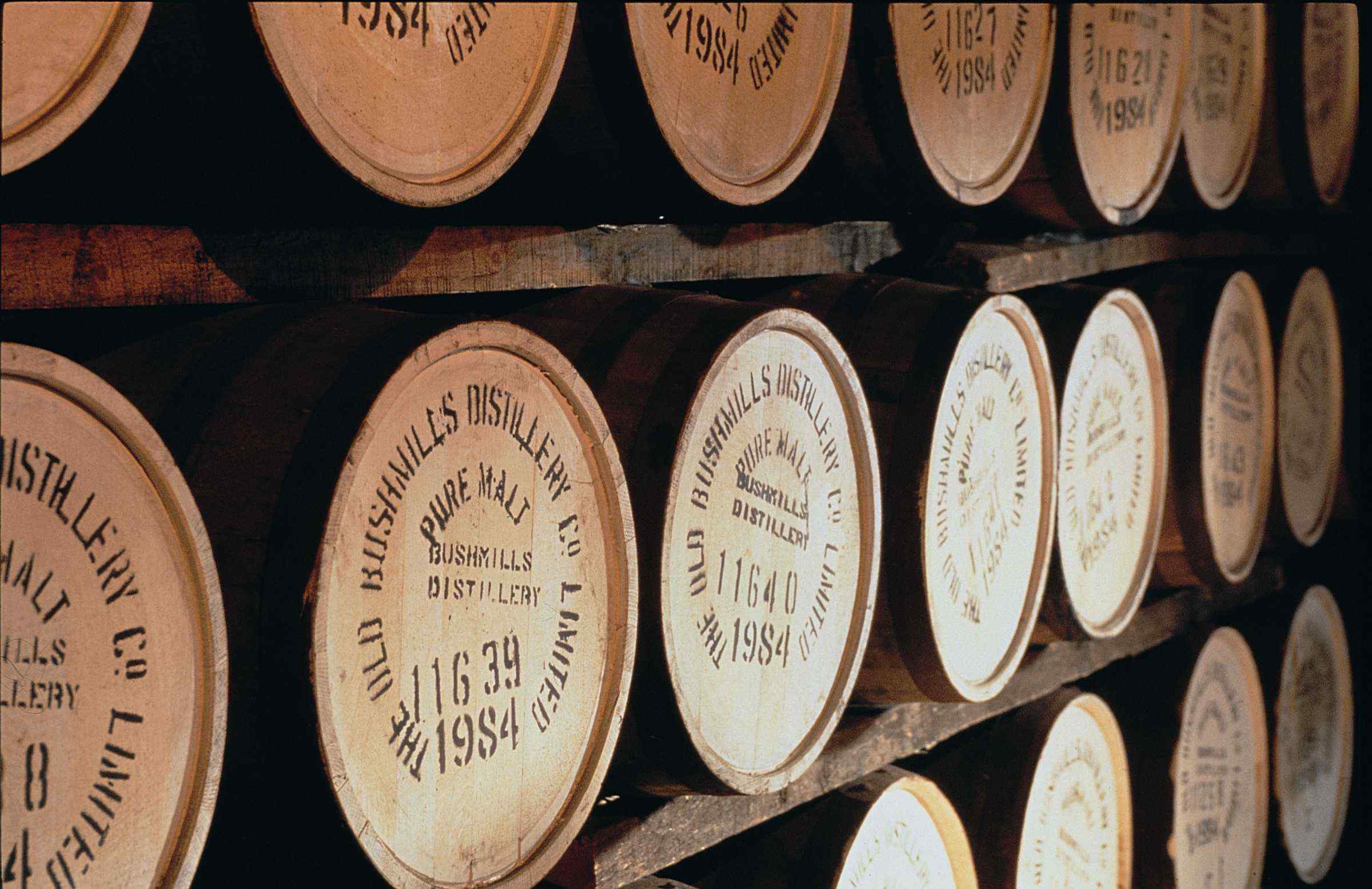 KNOW YOUR WHISKEY: THE DIFFERENCE BETWEEN BOURBON, SCOTCH, RYE