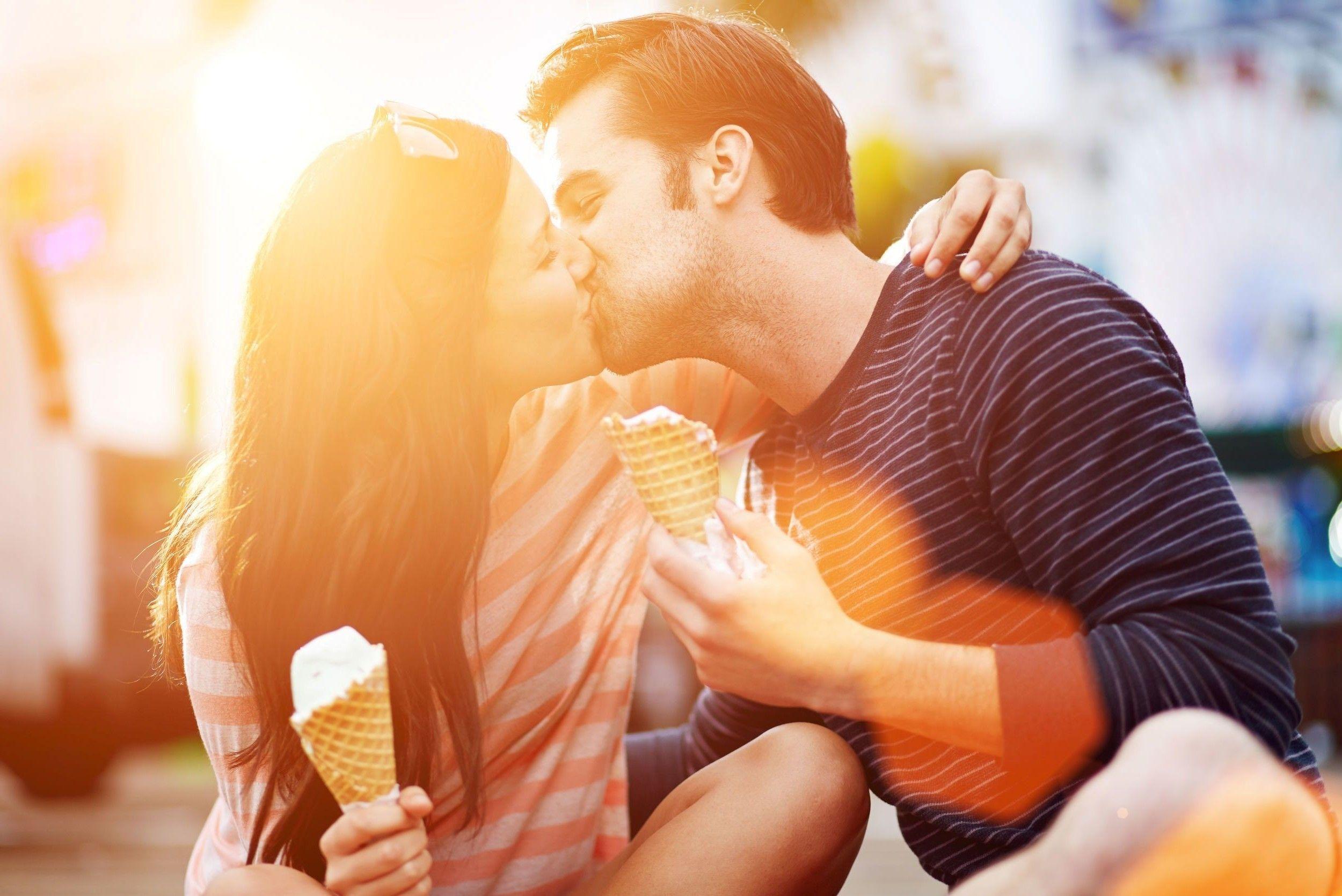 Amazing Lovely Couple Enjoy Lips Kiss Full HD Wallpapers.