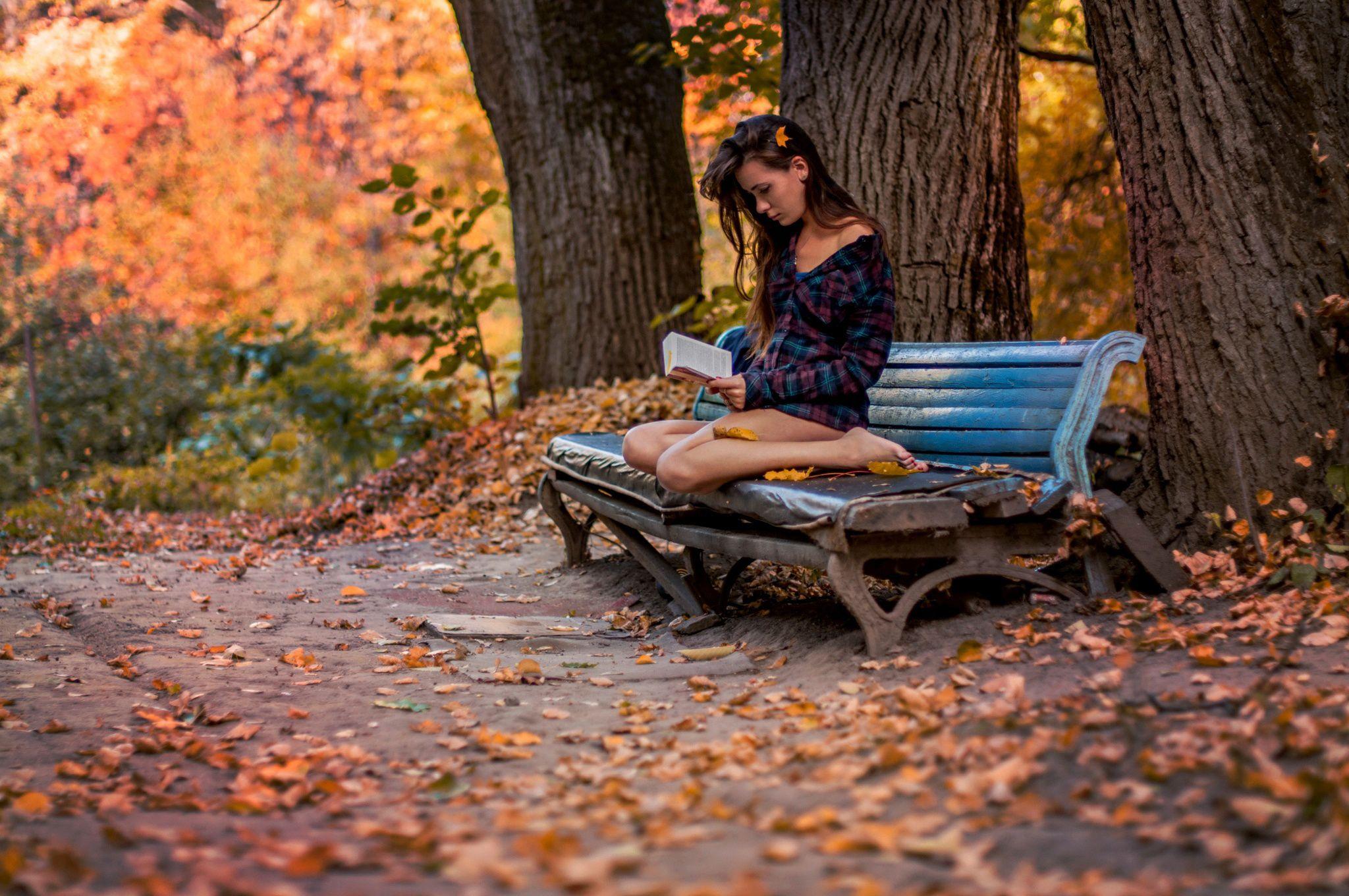 Сидящая женщина с книгой. Девушка осень. Женщина в парке. Девушка на скамейке в парке. Прогулка в осеннем парке.