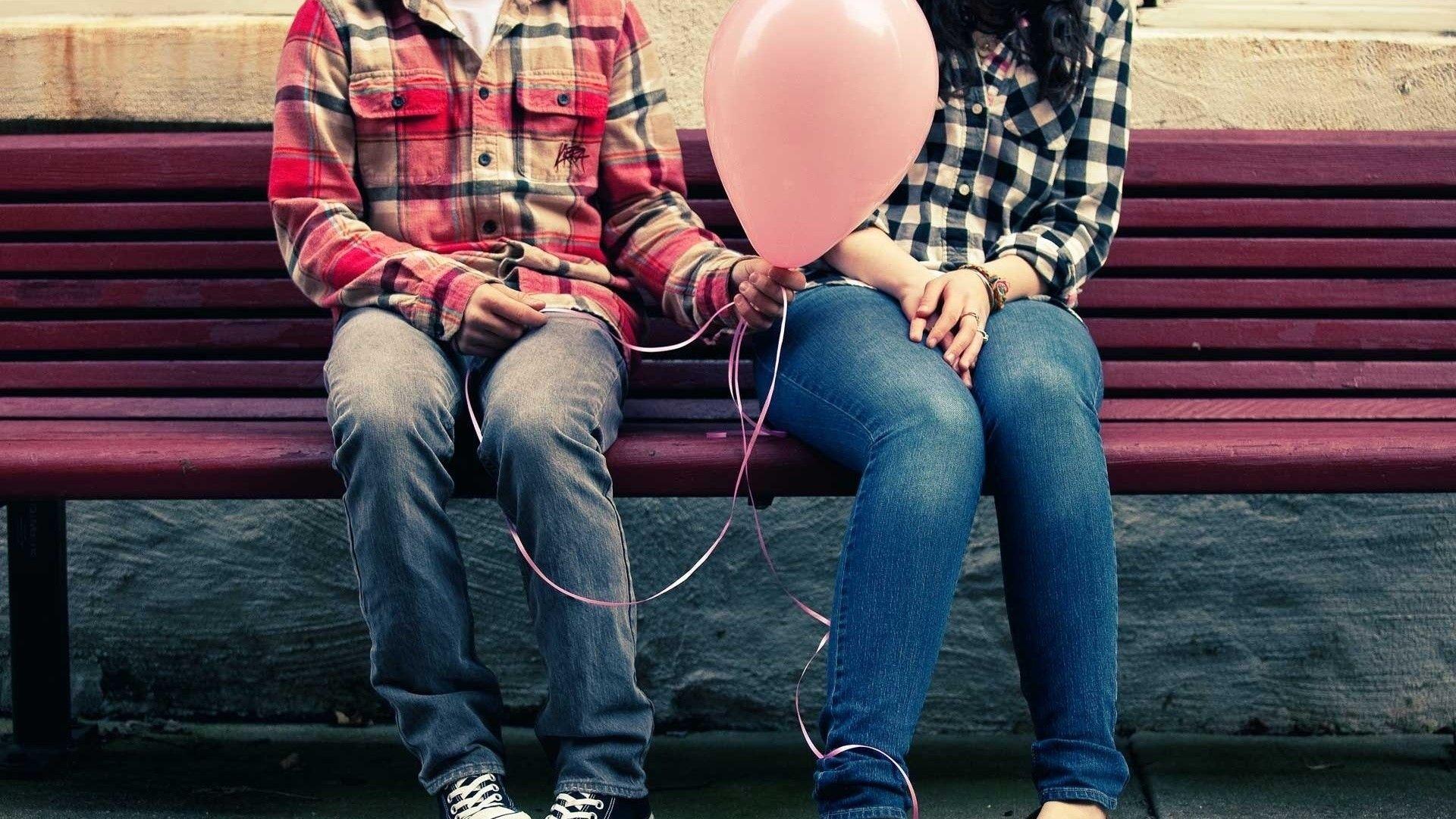 Cute Couple On The Bench Widescreen Wallpaper. Wide Wallpaper.NET