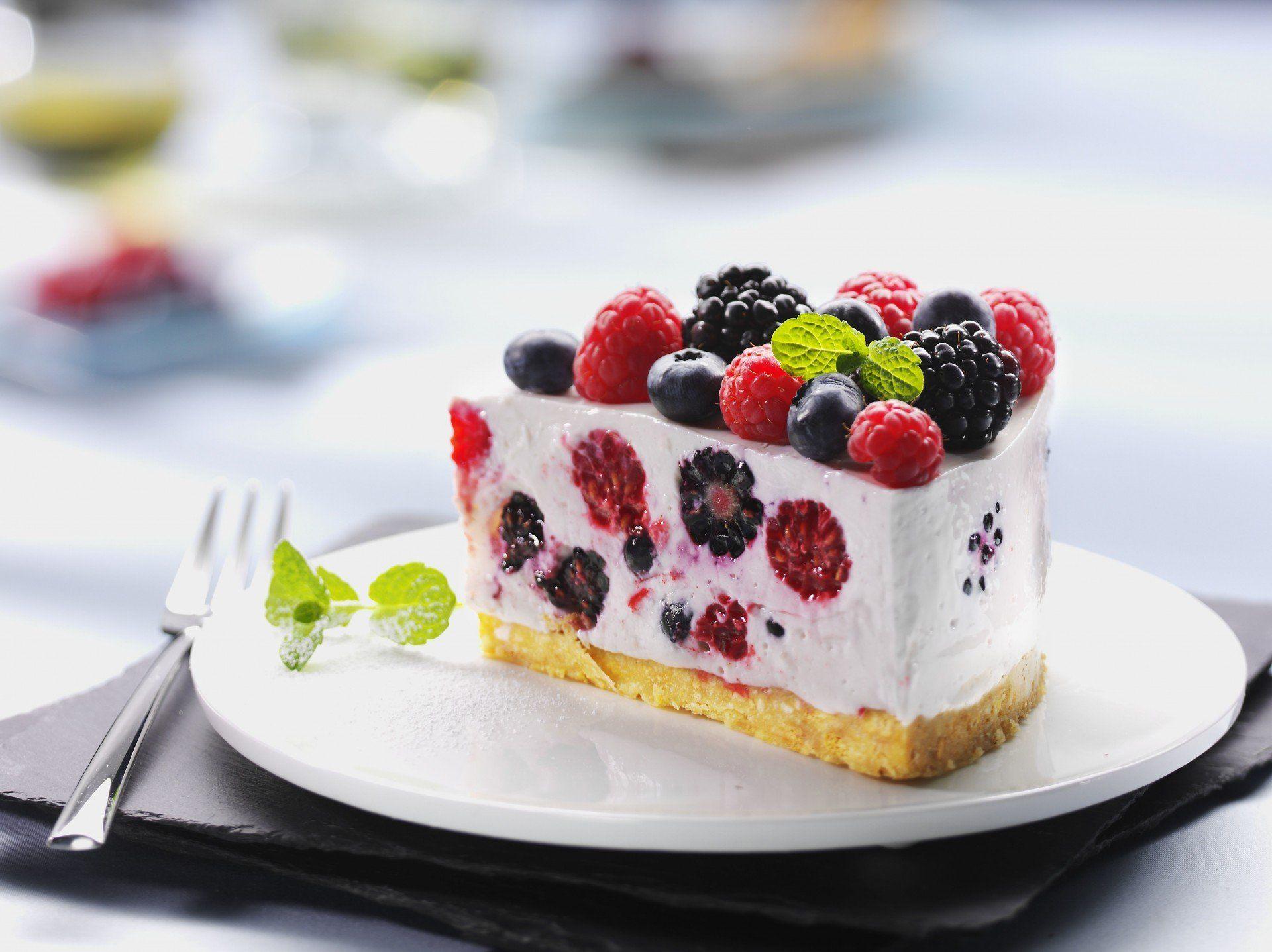 blackberry raspberry cake berries dessert HD wallpaper