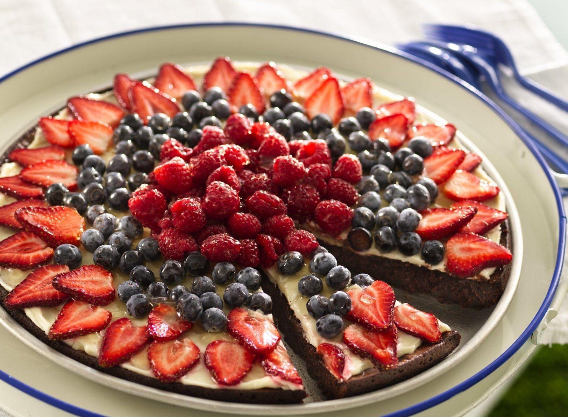 food sweet cake blueberries strawberry raspberry berries background