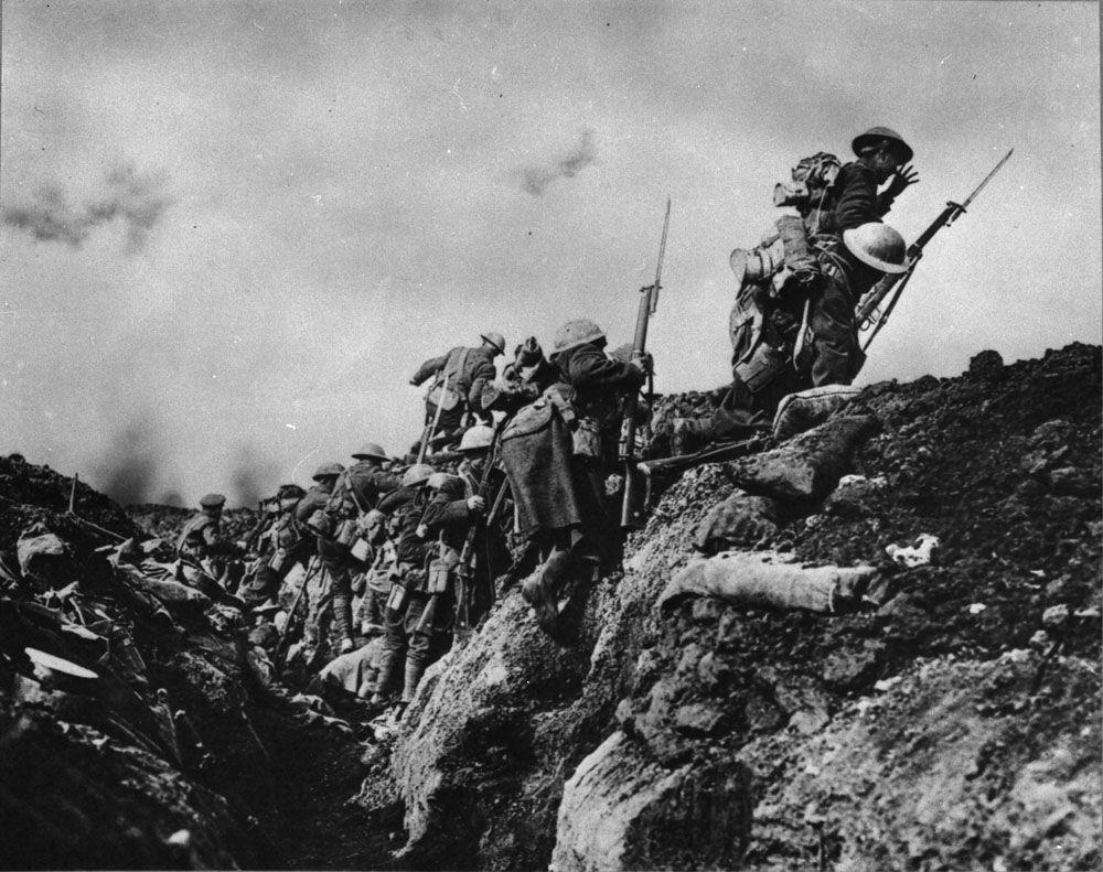 Angriff aus einem Schützengraben herus.Weltkrieg