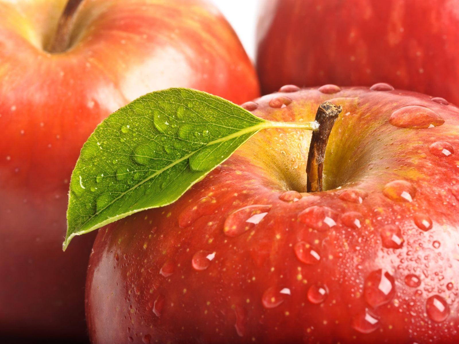 Red Apples Water Drops Close Up HD Wallpaper. HD Nature Wallpaper