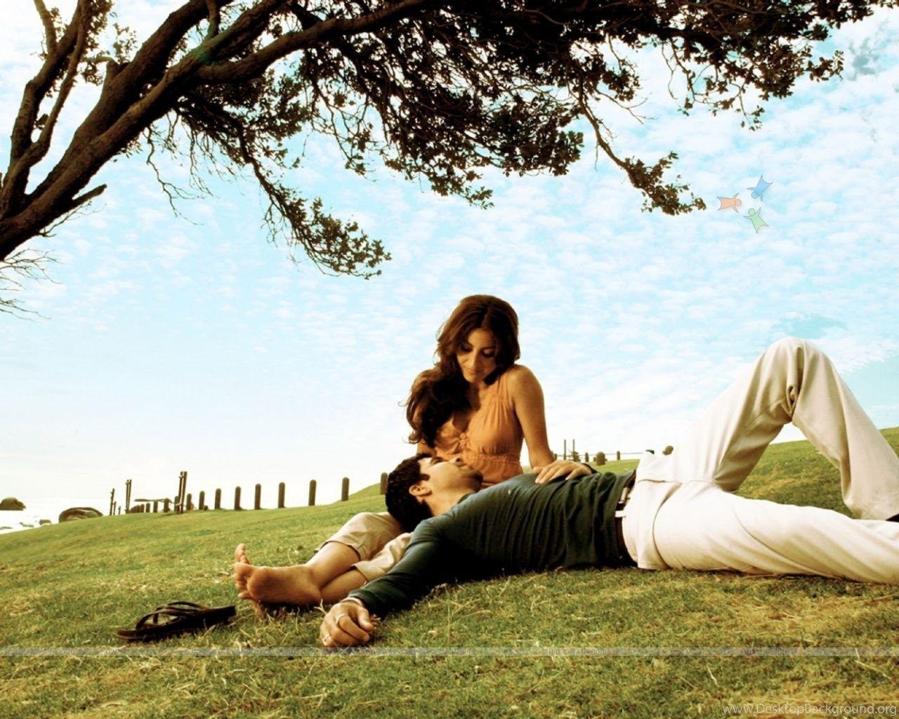 Wallpaper Lovable Scene Of Emraan Hashmi And Soha Ali Khan