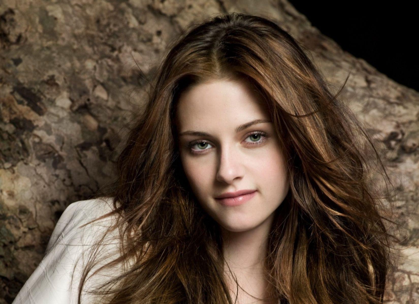 Kristen Stewart at Rock Mountain. HD Hollywood Actresses Wallpaper