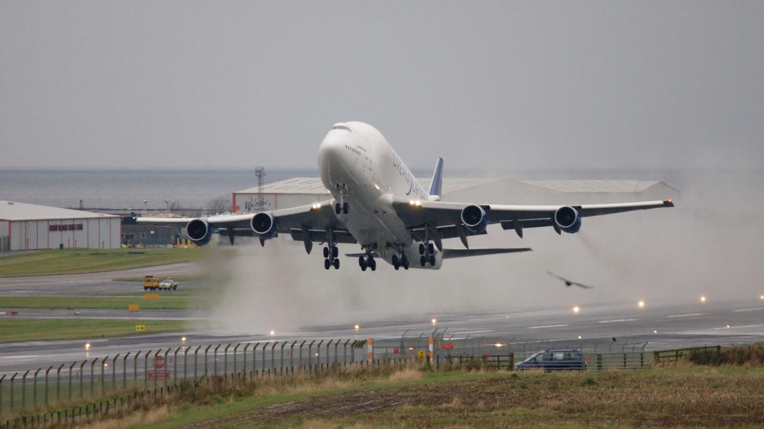 Boeing 747 Dreamlifter HD Wallpaper