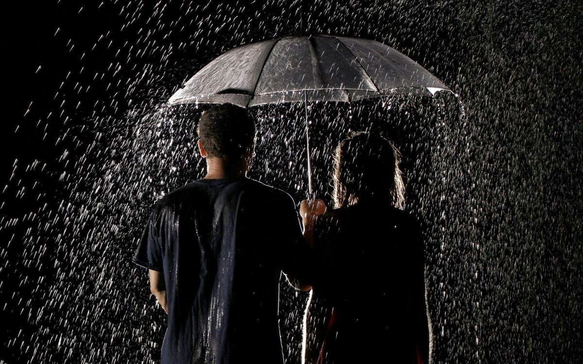 Wallpaper Collection For Your Computer and Mobile Phones: Romantic Couple in Rain Photo and Wallpaper 2014