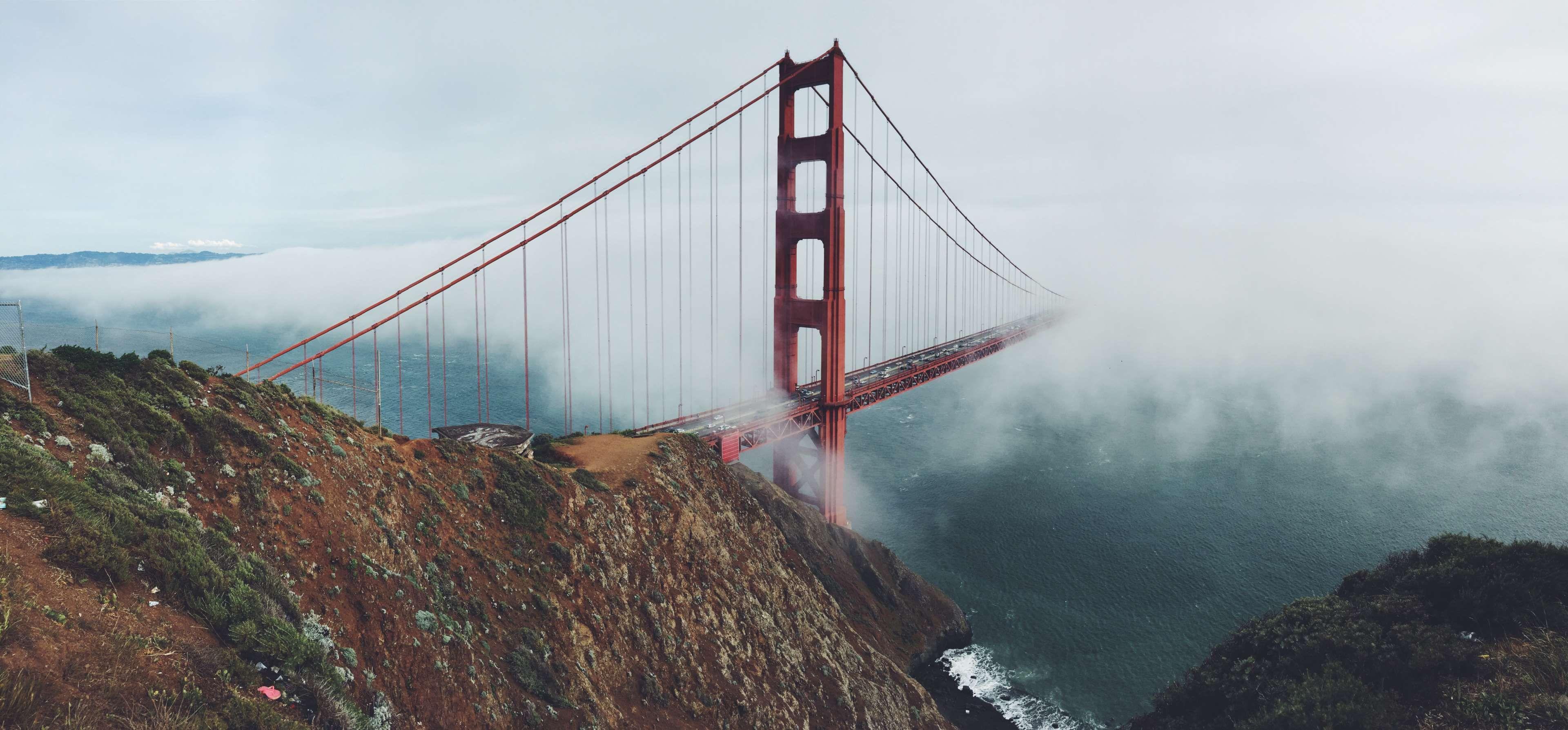 Golden Gate Bridge: Khung cảnh tuyệt đẹp của Golden Gate Bridge luôn là sự lựa chọn hàng đầu cho những ai yêu thích du lịch. Hãy cùng chúng tôi tha hồ ngắm nhìn cầu Đại Lợi lộng lẫy về đêm hoặc trong bình minh, bởi nơi đây không ngừng thay đổi trong ánh nắng và màu sắc.