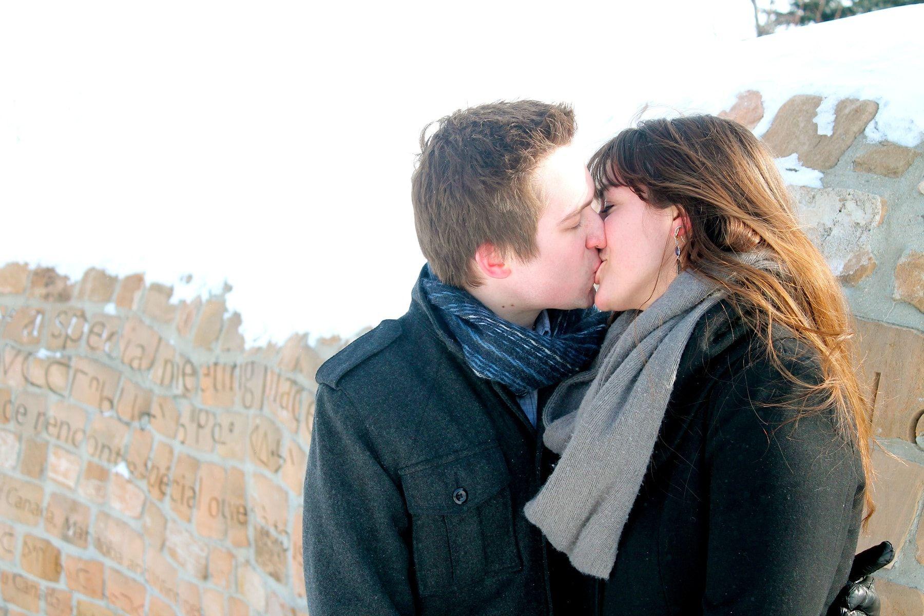 Kissing Couple In Snow Amazing Romantic Love Wallpaper
