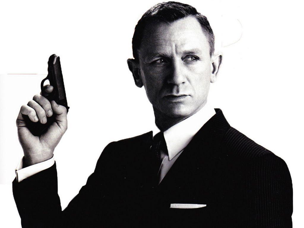 Daniel Craig James Bond With Gun HD Wallpaper, Background Image