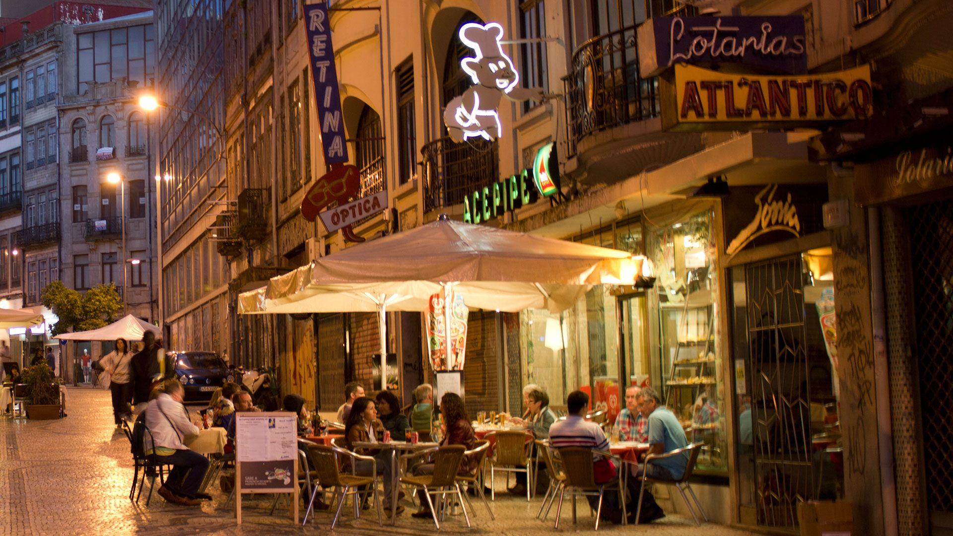 Street café in Porto