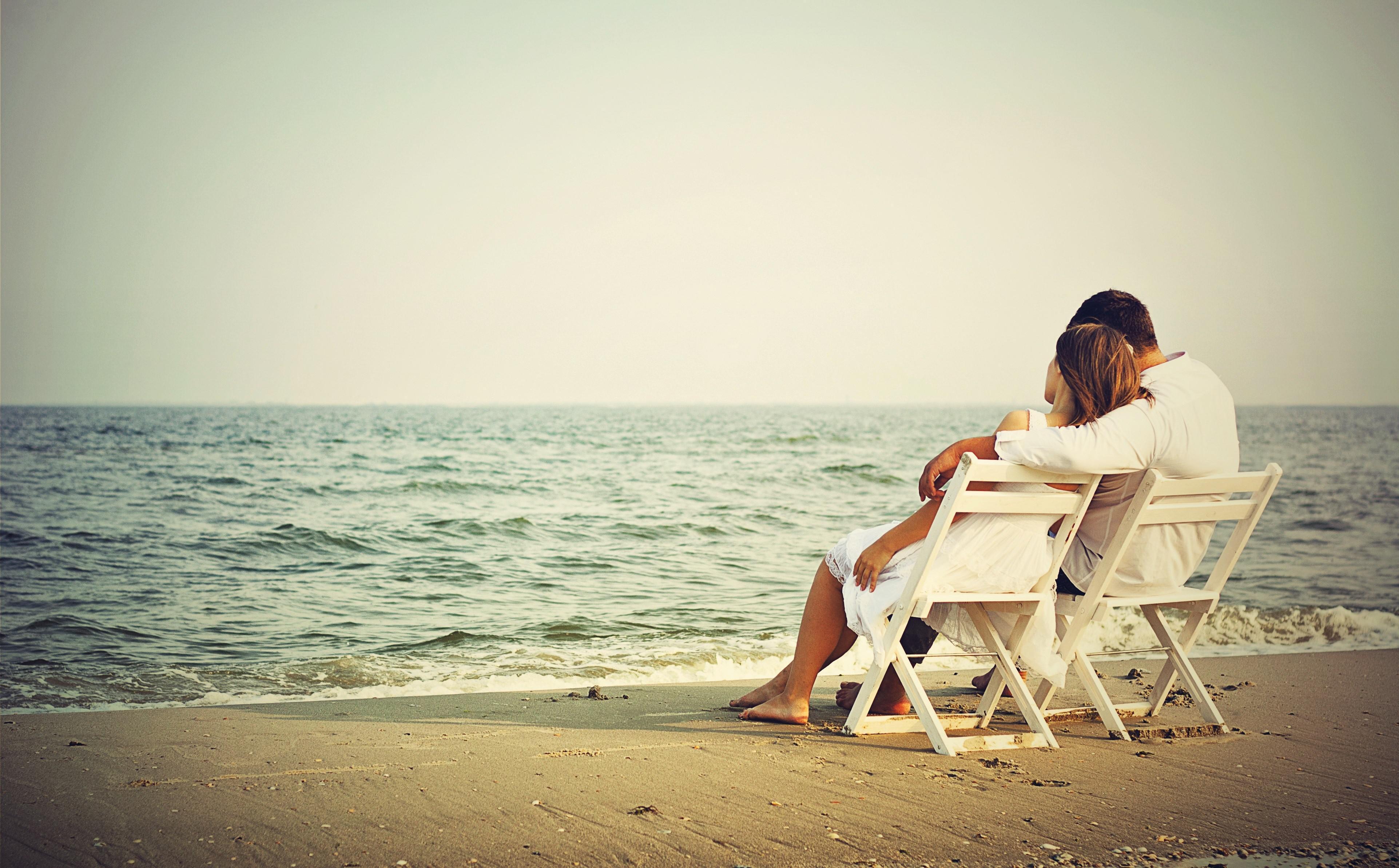 romantis pasangan duduk di pantai Download HD wallpaper desktop